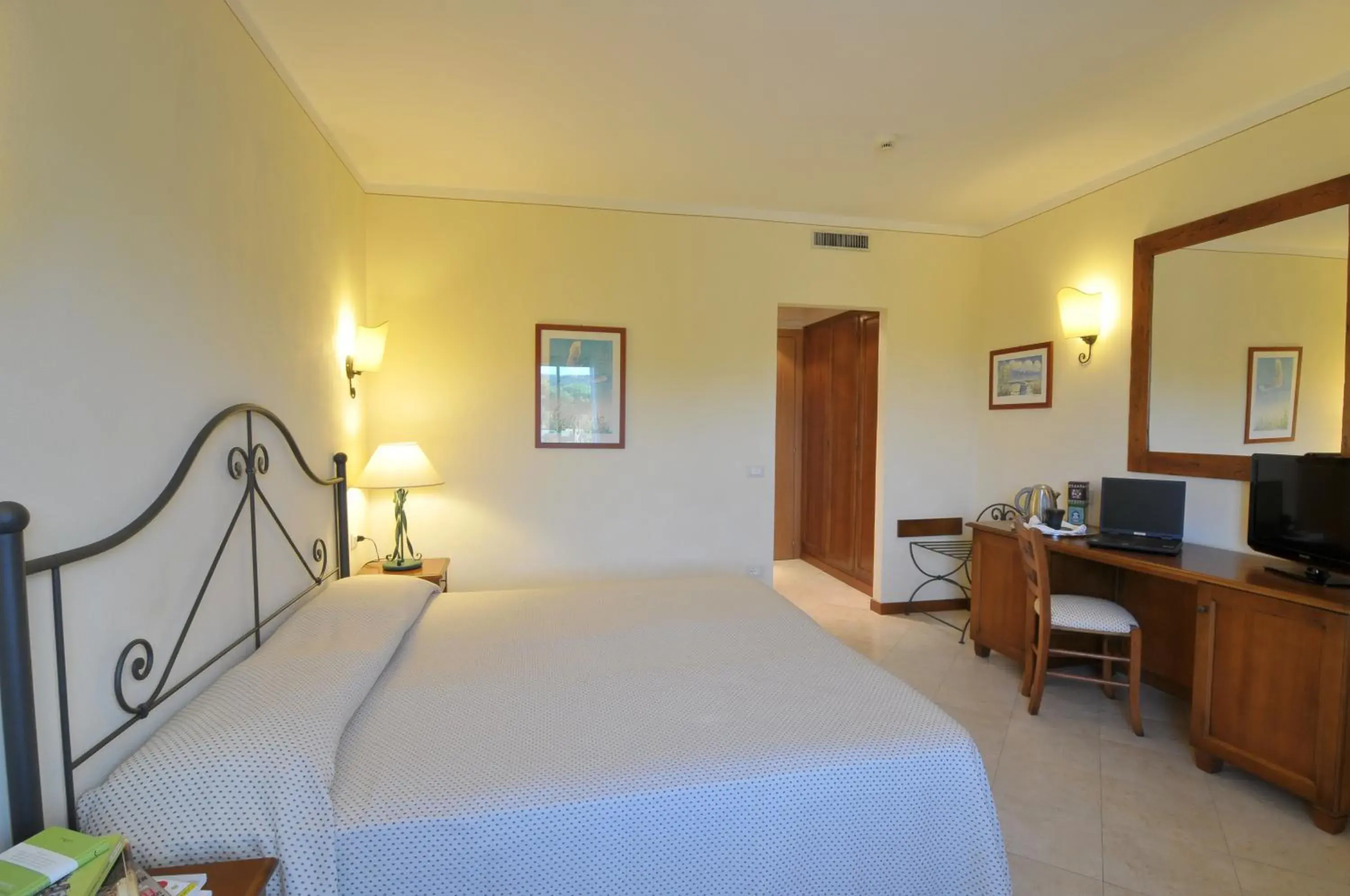 Bedroom, Bed in Hotel Airone isola d'Elba