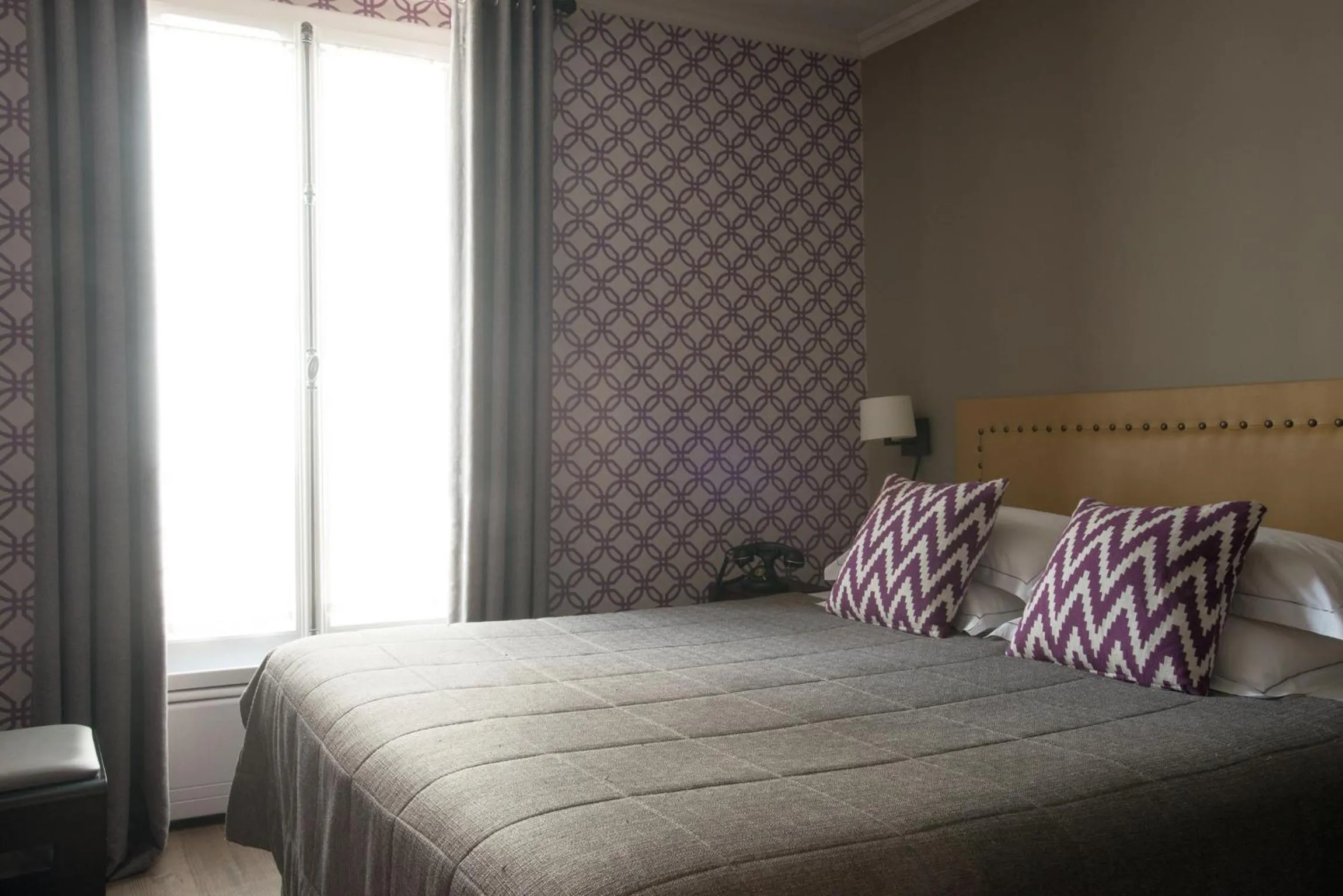 Photo of the whole room, Bed in Apollon Montparnasse