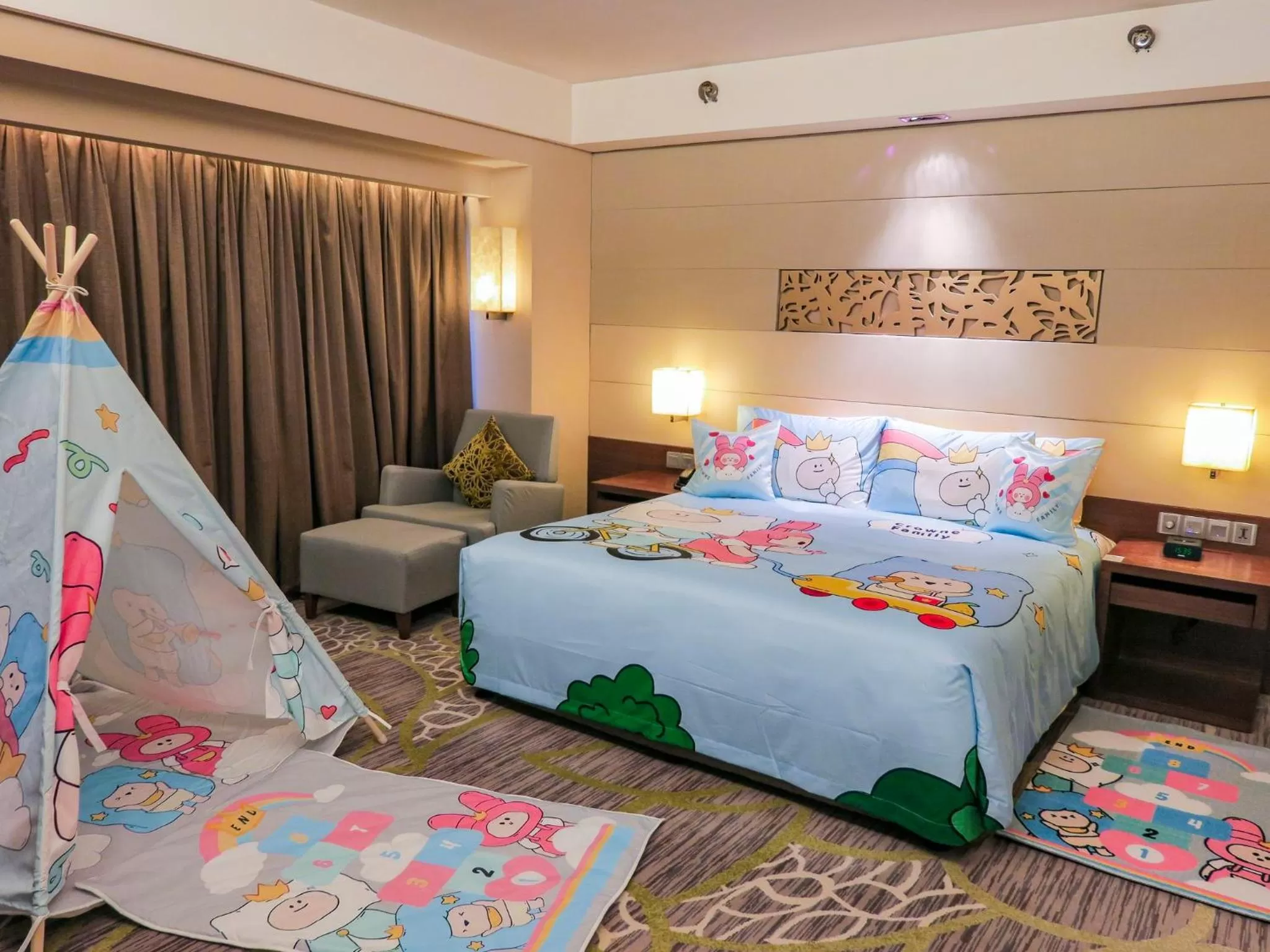 Photo of the whole room, Bed in Crowne Plaza Guangzhou City Centre by IHG