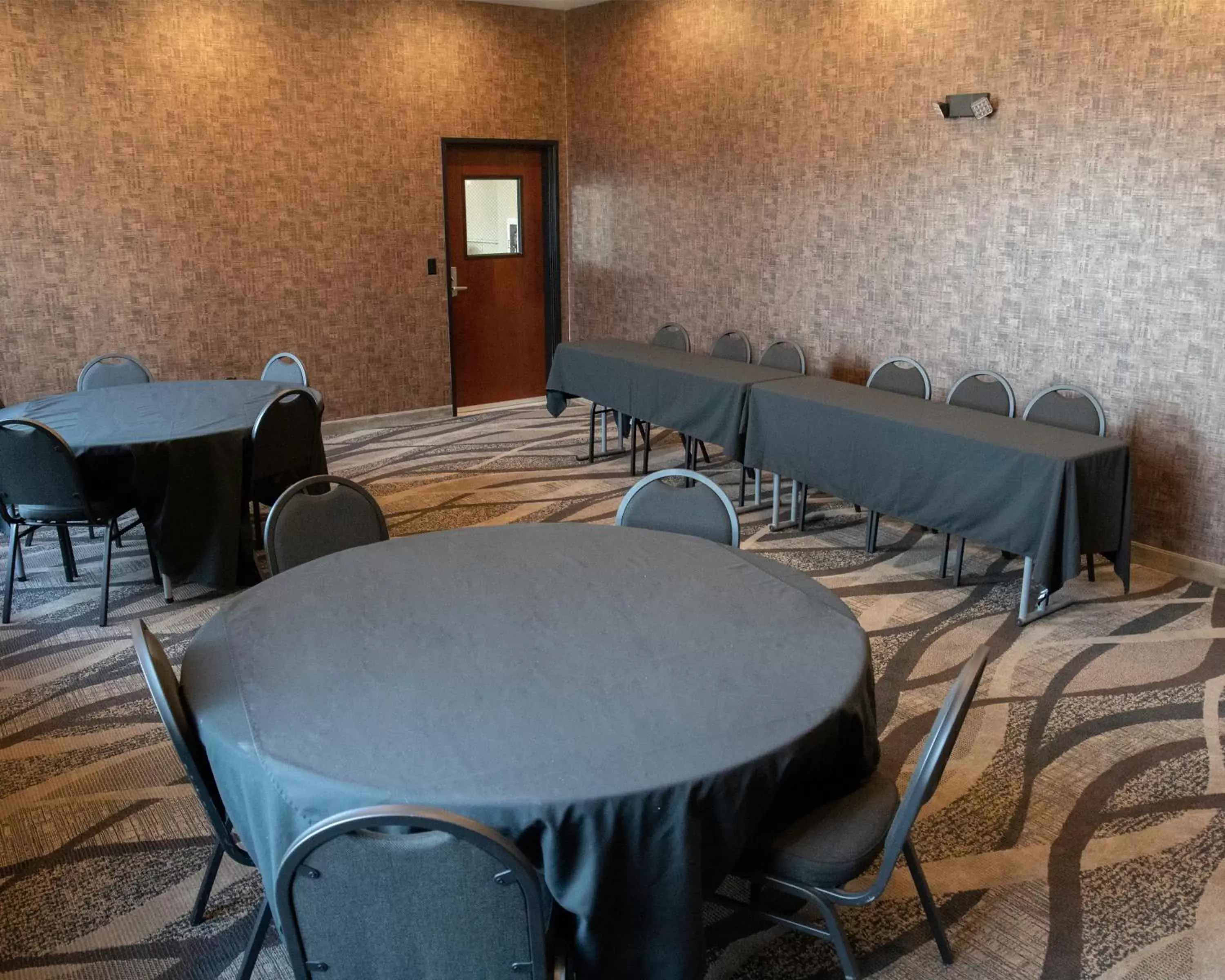 Meeting/conference room, Restaurant/Places to Eat in Cobblestone Hotel & Suites - Two Rivers