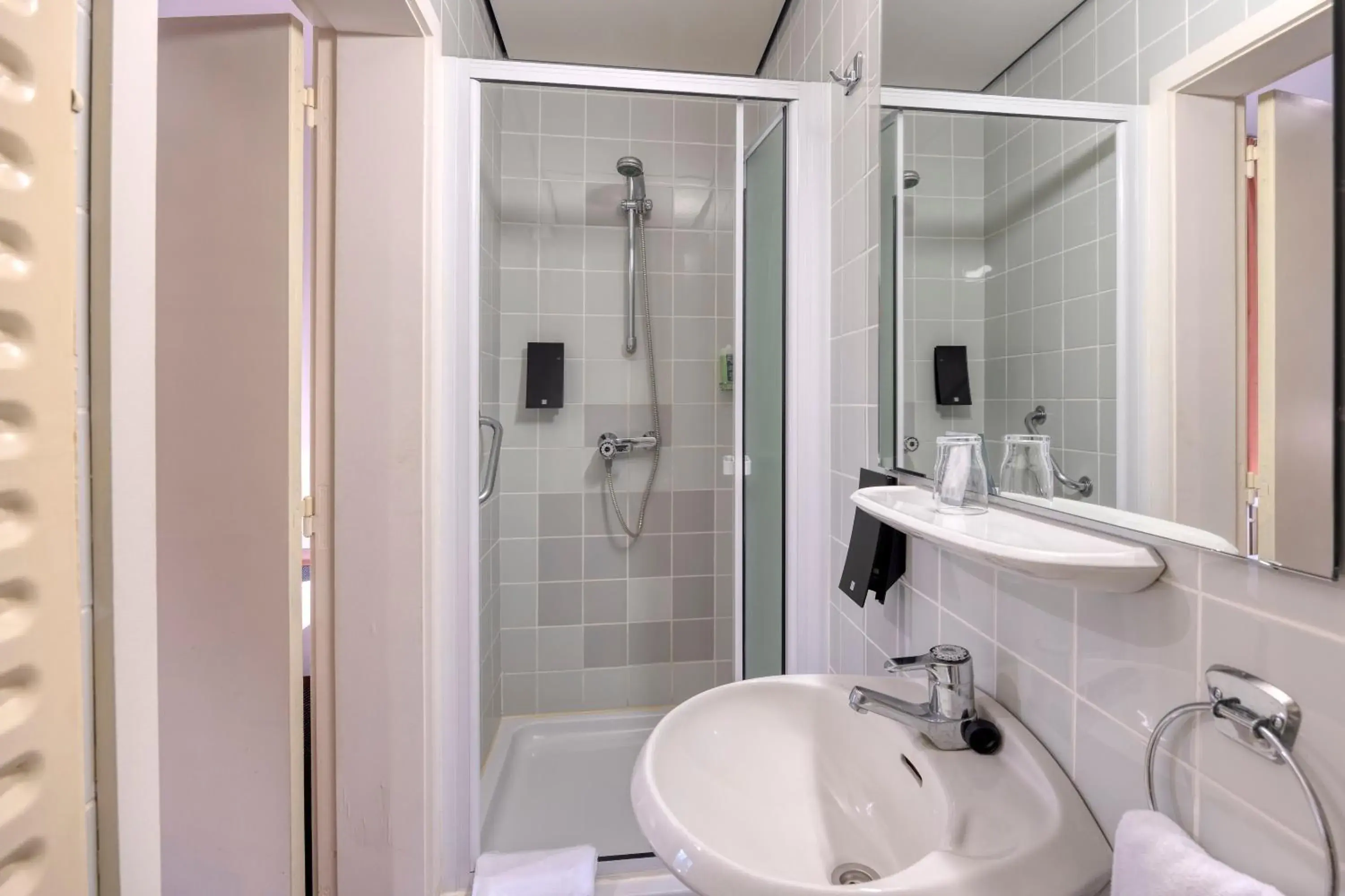 Shower, Bathroom in Priorij Corsendonk