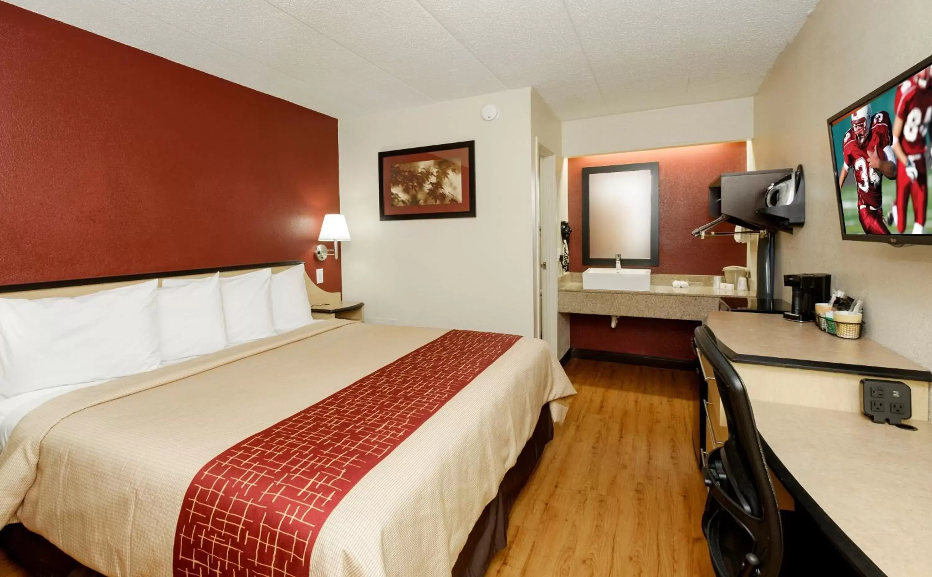 Photo of the whole room in Red Roof Inn Columbus West - Hilliard