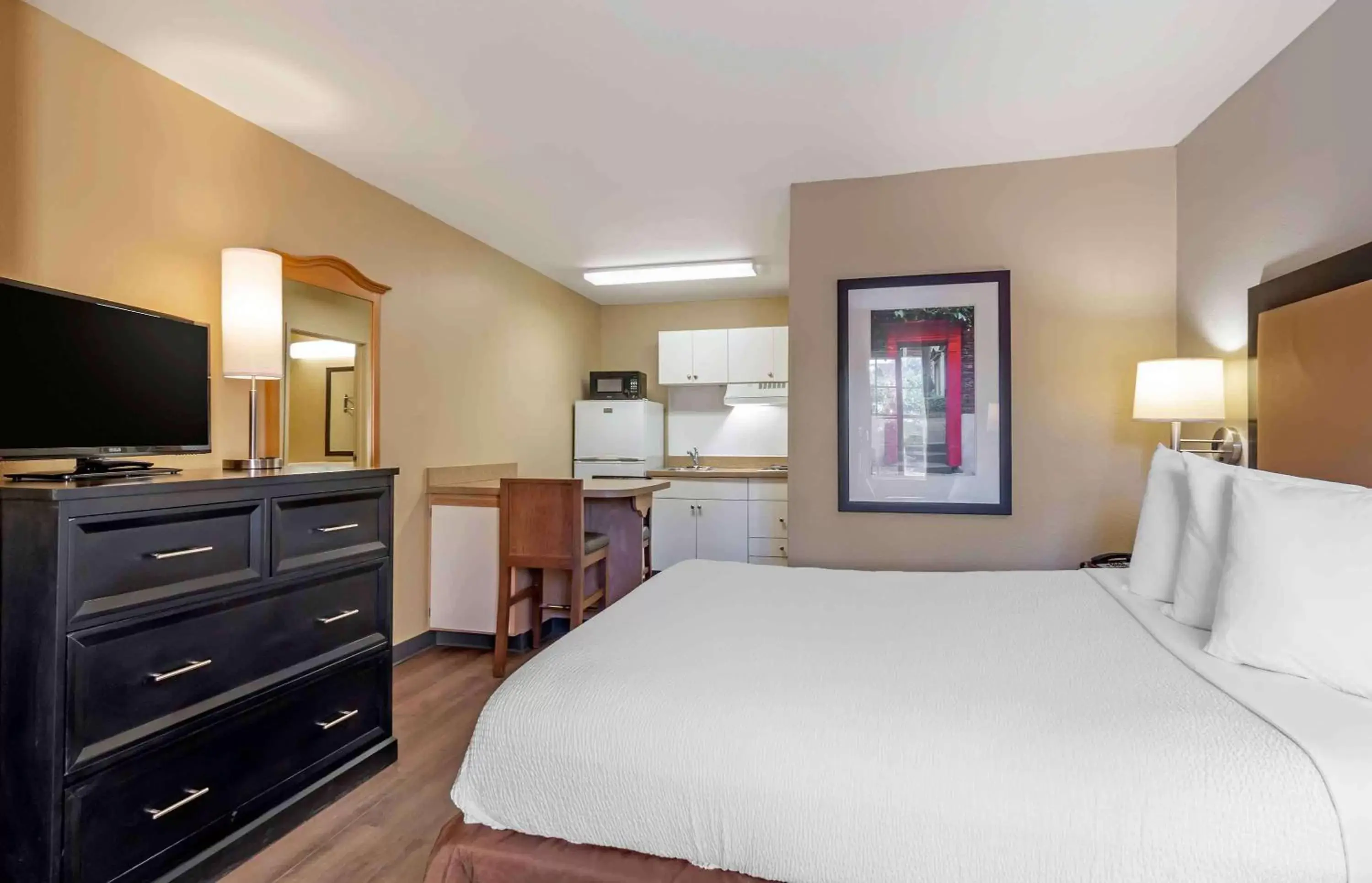 Bedroom, Bed in Extended Stay America Suites - Kansas City - Shawnee Mission Bedroom, Bed in Extended Stay America Suites - Kansas City - Shawnee Mission