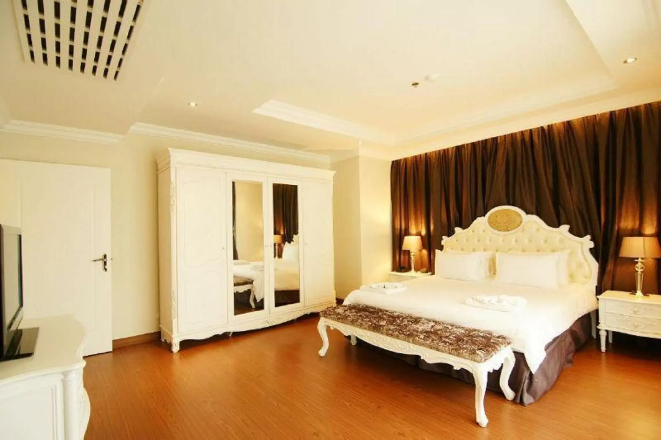 Photo of the whole room, Bed in LK Miracle Suite - SHA Extra Plus