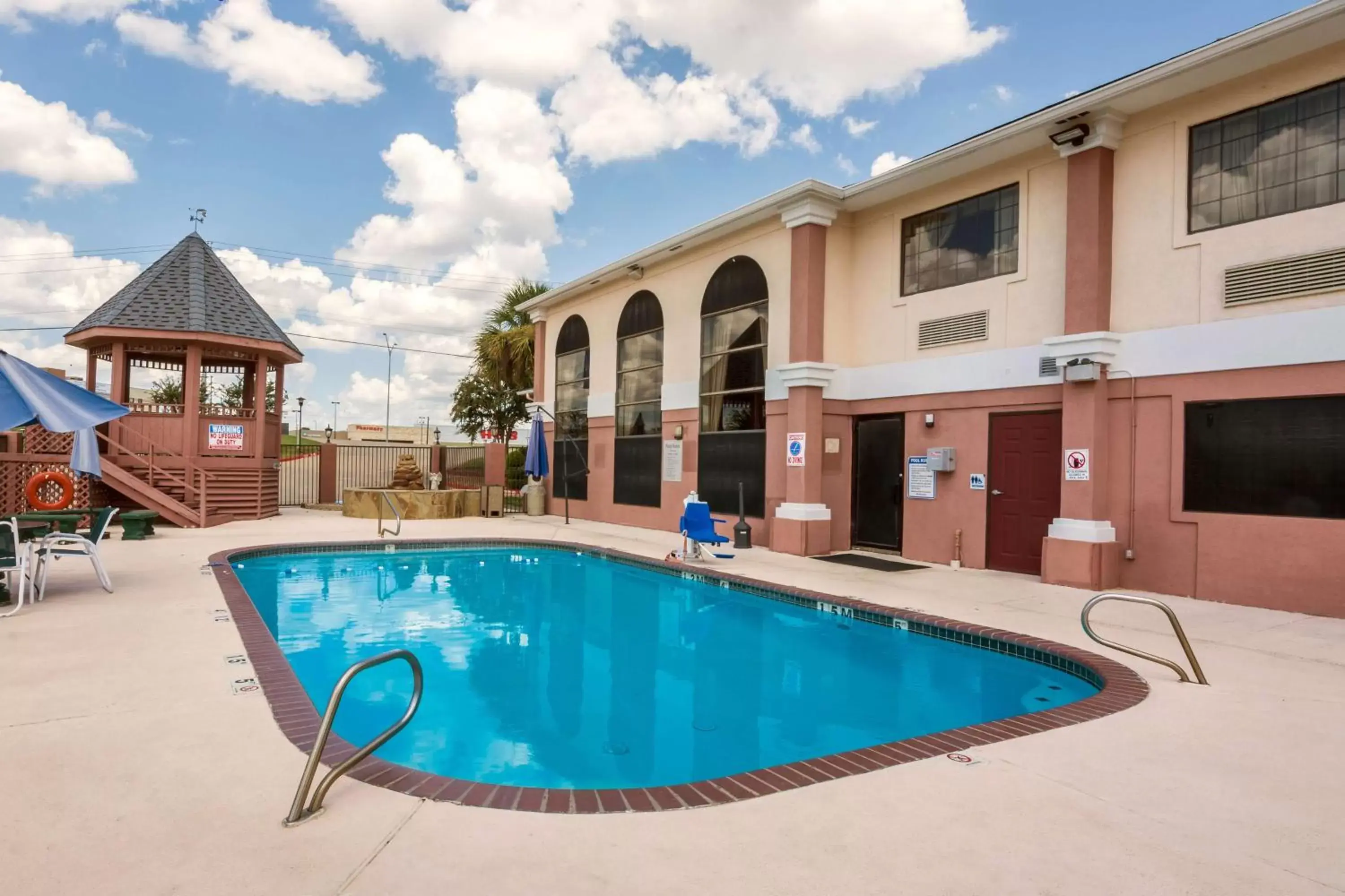 Day, Swimming Pool in Motel 6-Brenham, TX