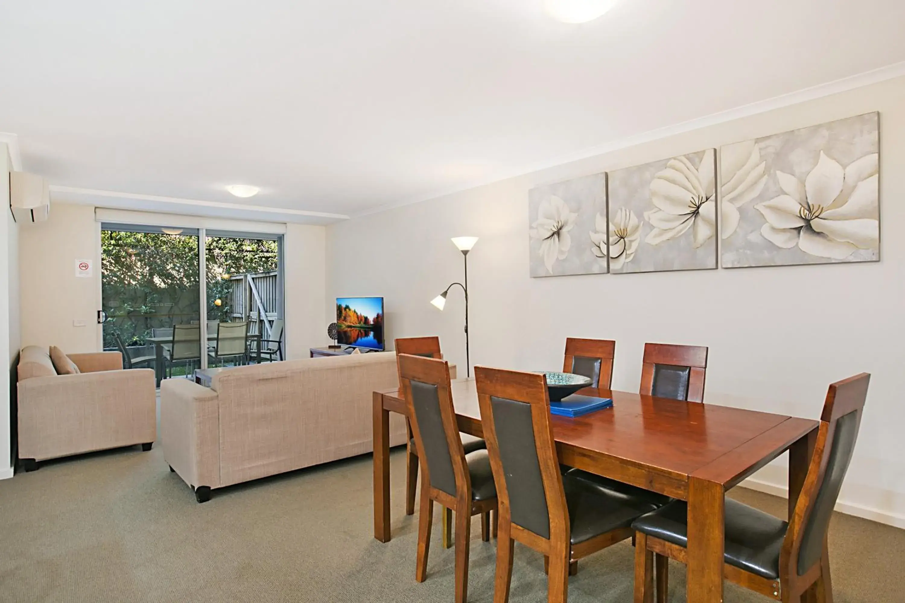 Seating area, Dining Area in Mantra Nelson Bay