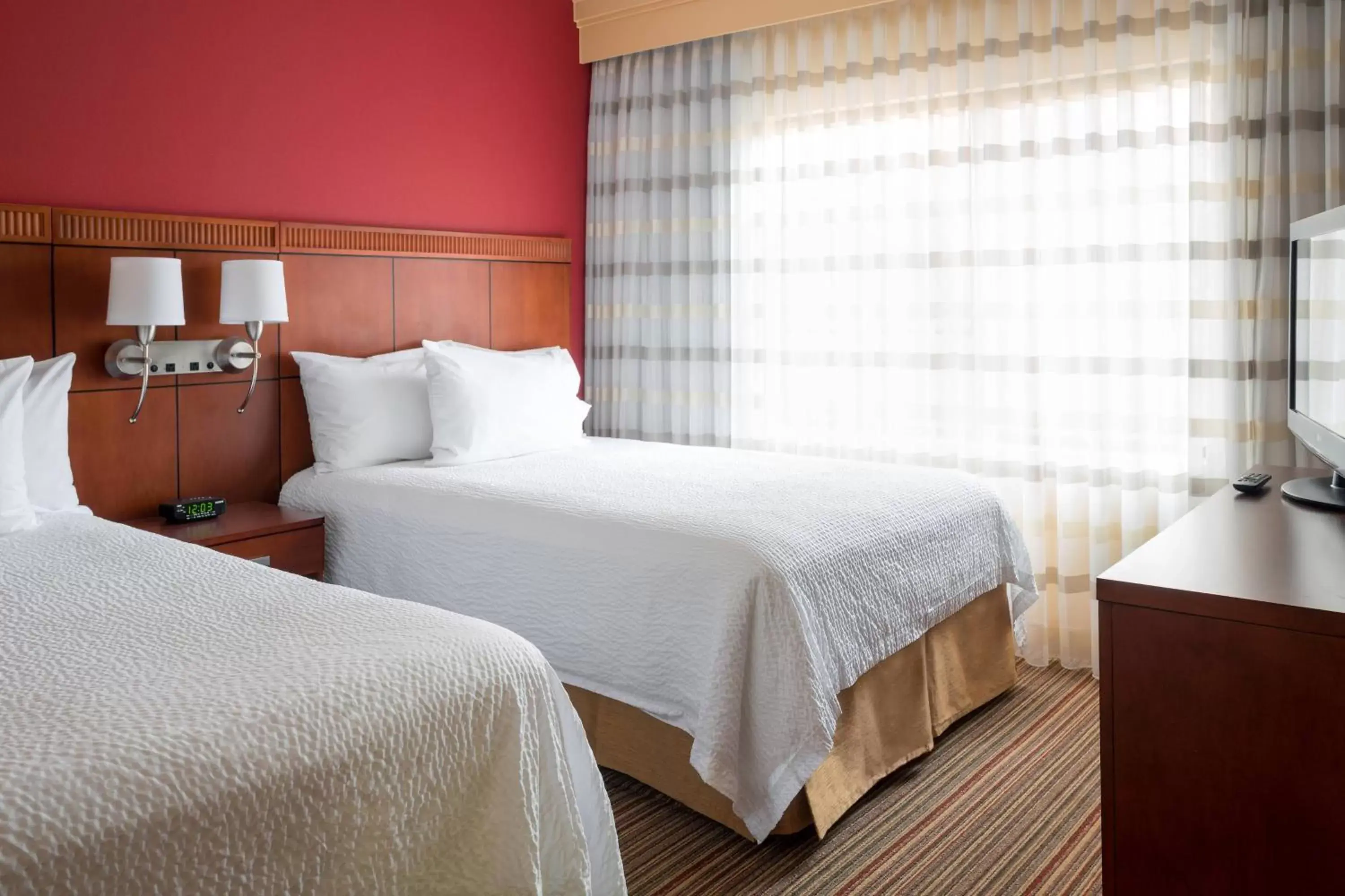 Photo of the whole room, Bed in Courtyard by Marriott Indianapolis Airport