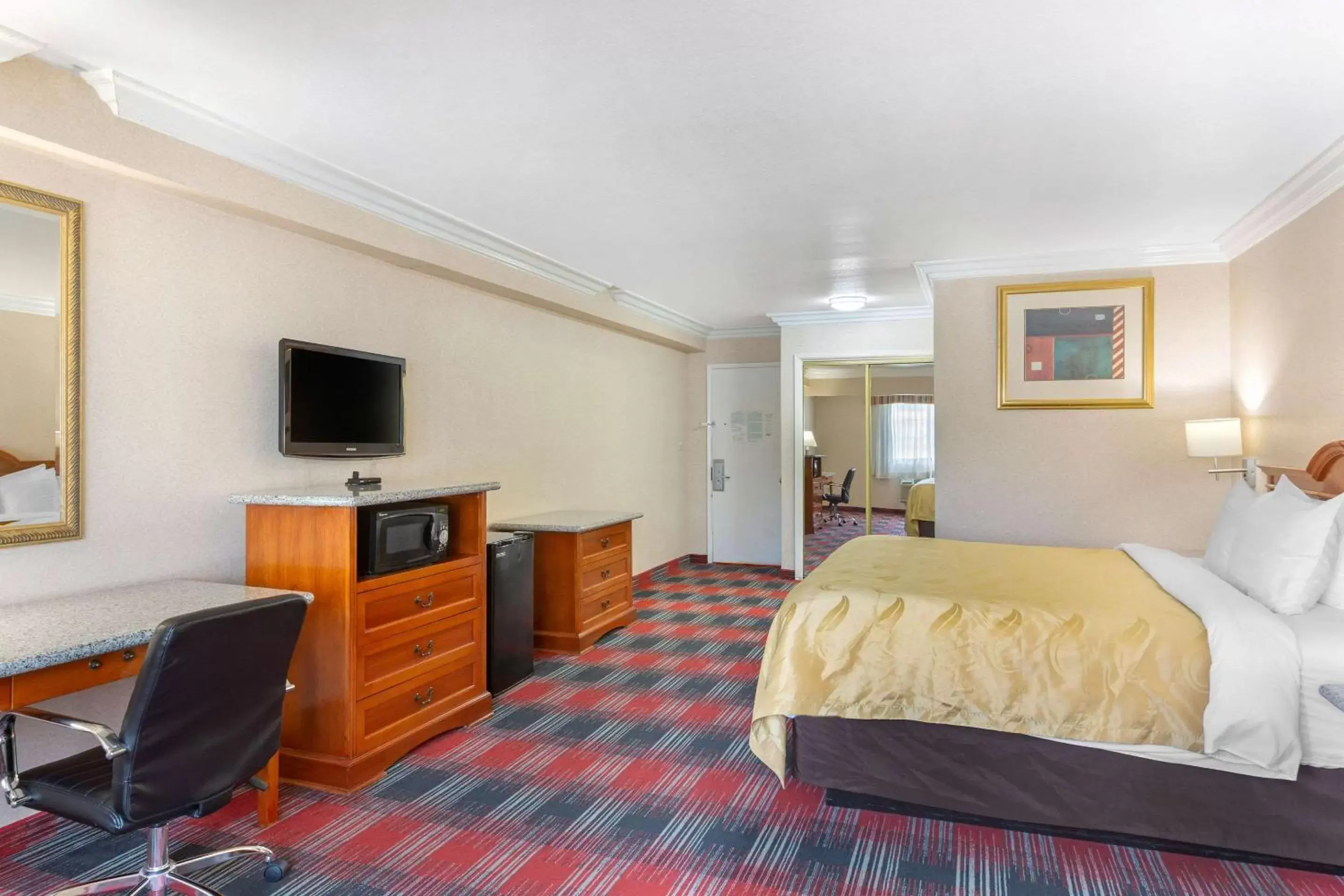 Photo of the whole room, Bed in Quality Inn & Suites Oceanside Near Camp Pendleton