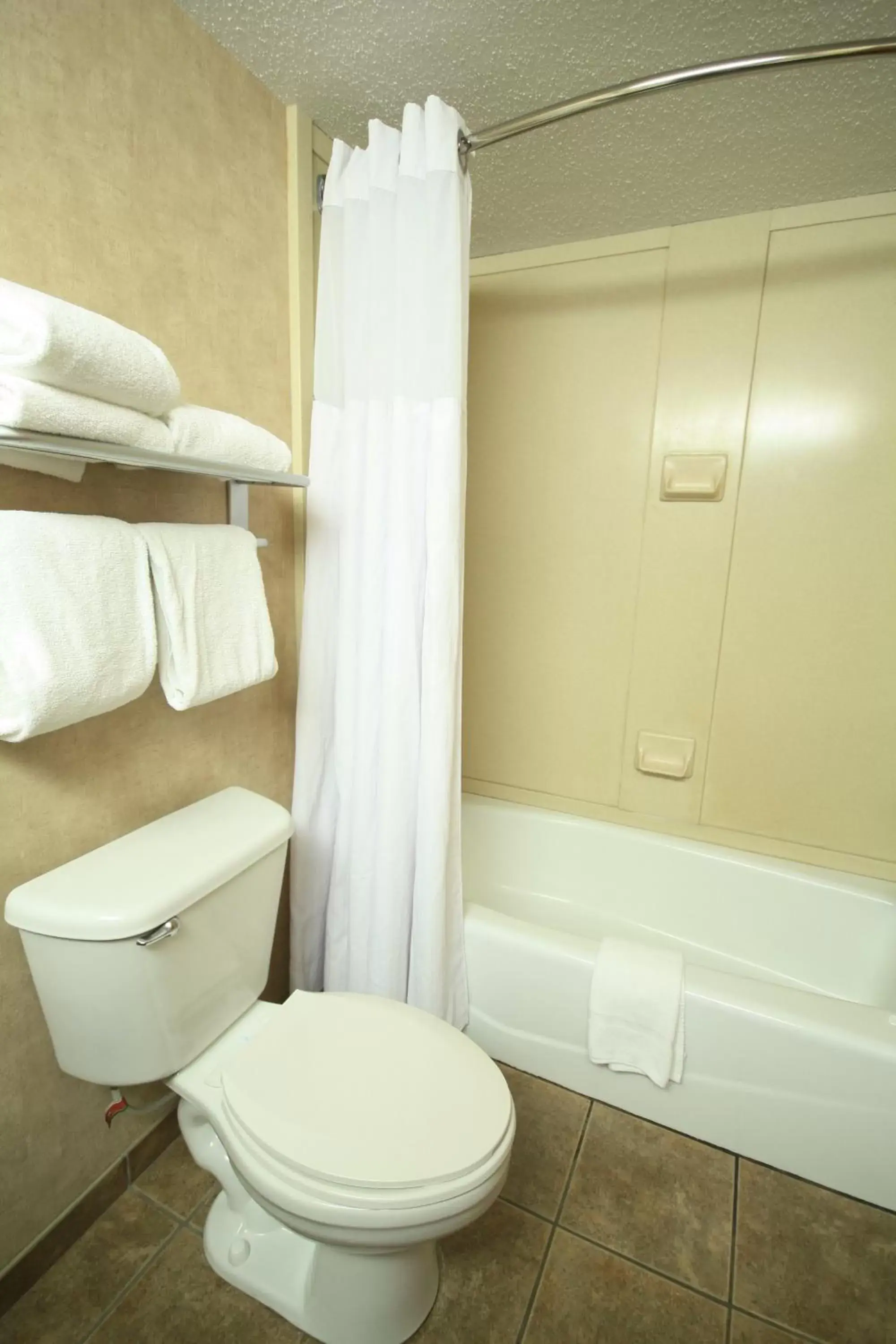 Bathroom in Ramada by Wyndham Sioux Falls Airport - Waterpark Resort & Event Center