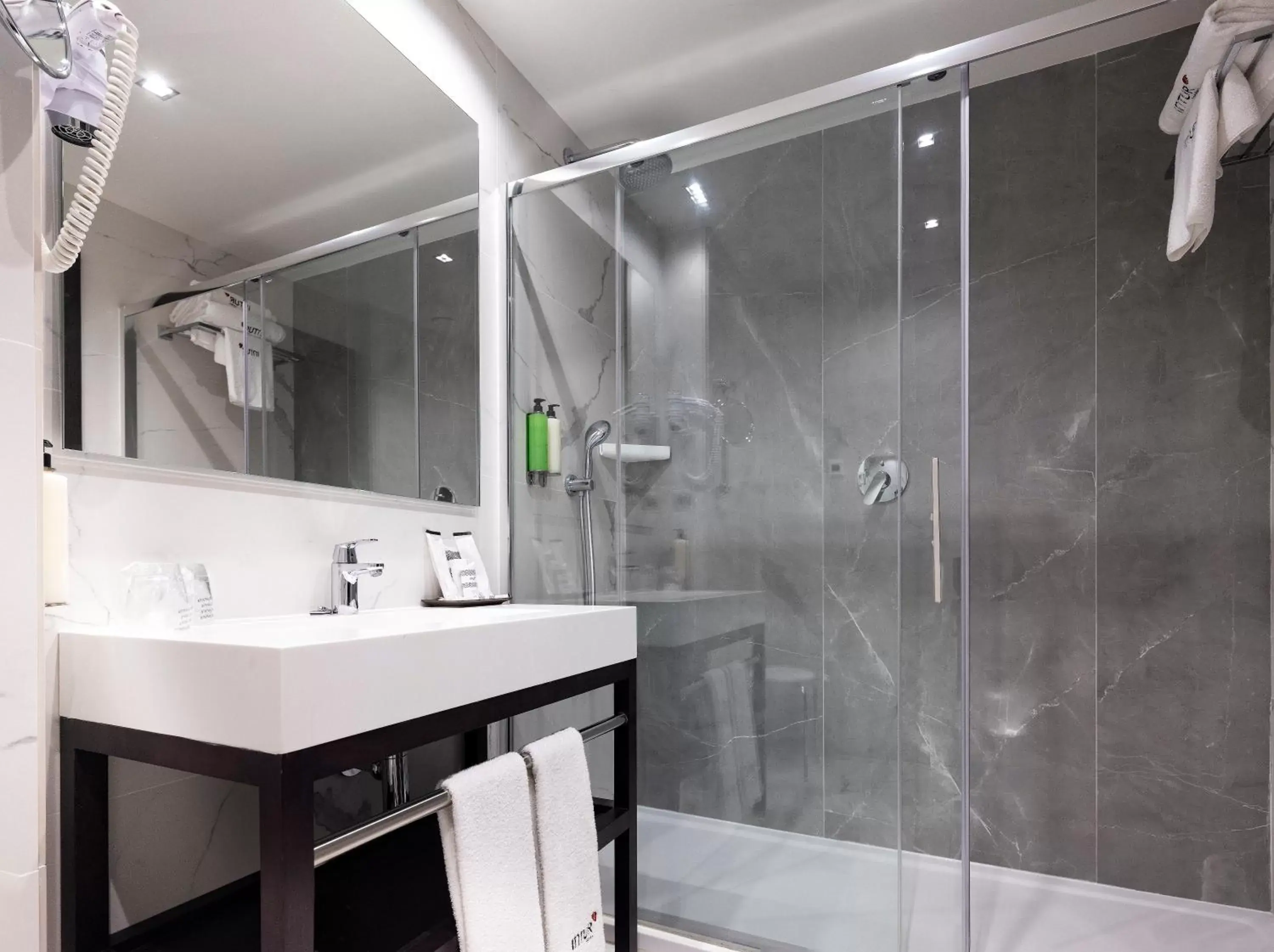 Shower, Bathroom in Intur Palacio San Martin