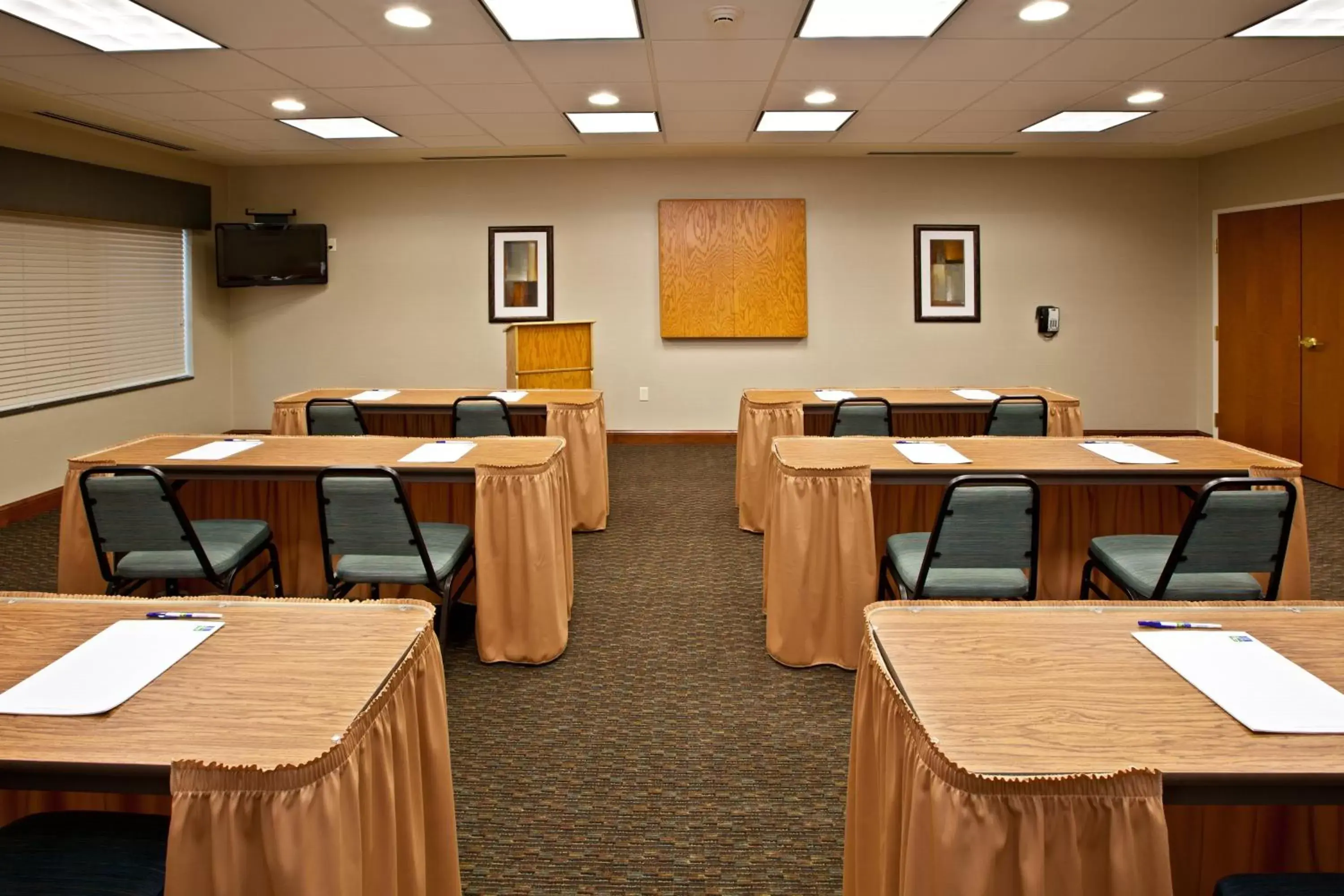 Meeting/conference room in Holiday Inn Express & Suites Ripley, an IHG Hotel