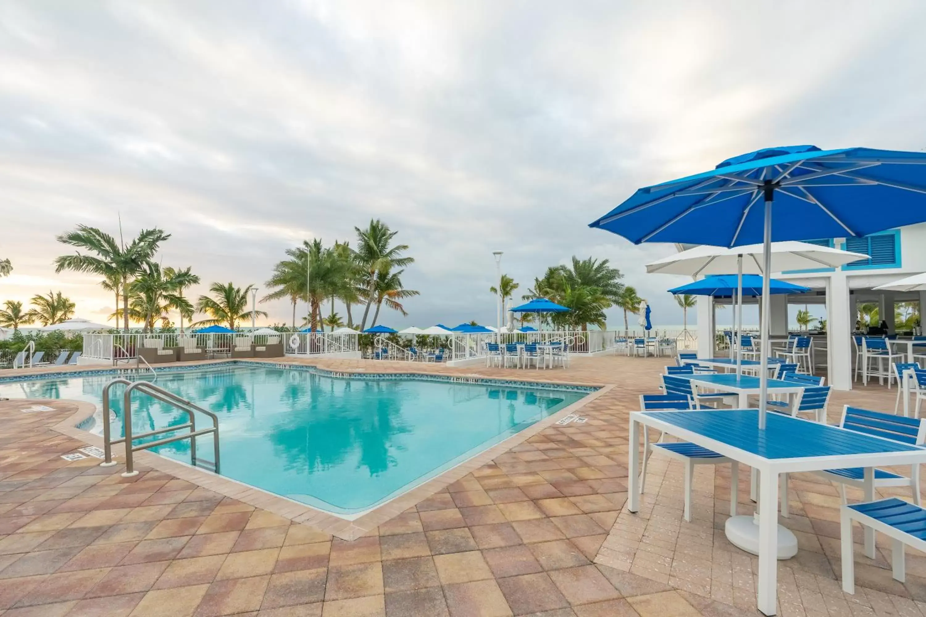 Restaurant/places to eat, Swimming Pool in Islander Resort