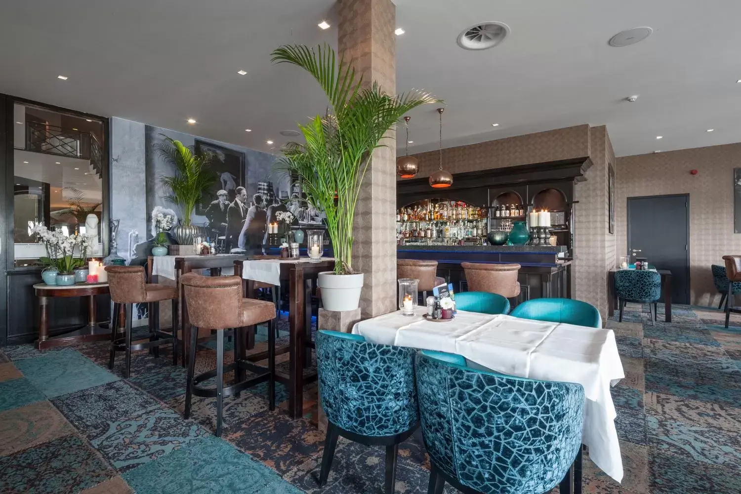 Lounge or bar, Restaurant/Places to Eat in Van der Valk Hotel Emmen