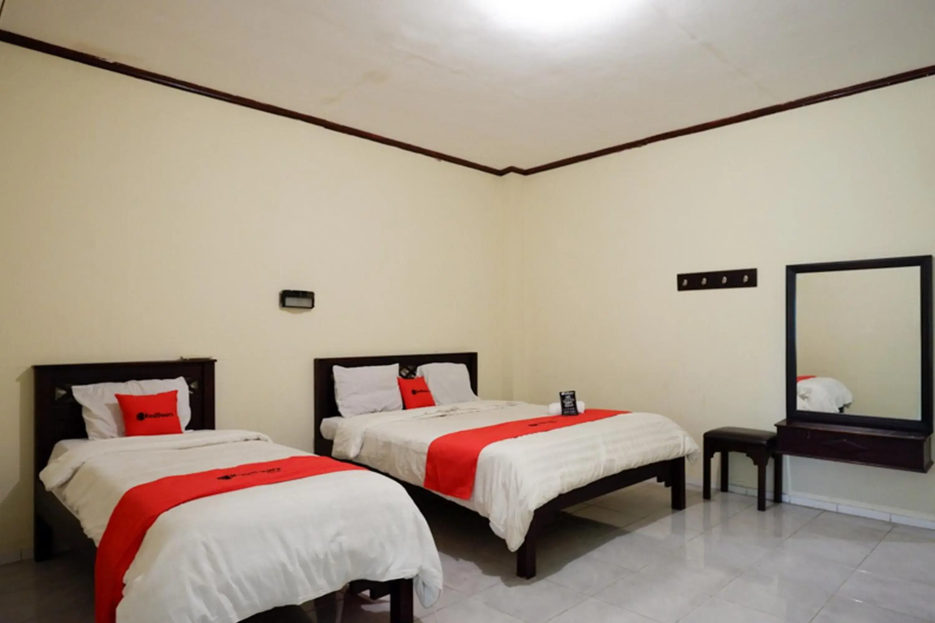 Bedroom, Bed in RedDoorz @ Hotel Citra Indah