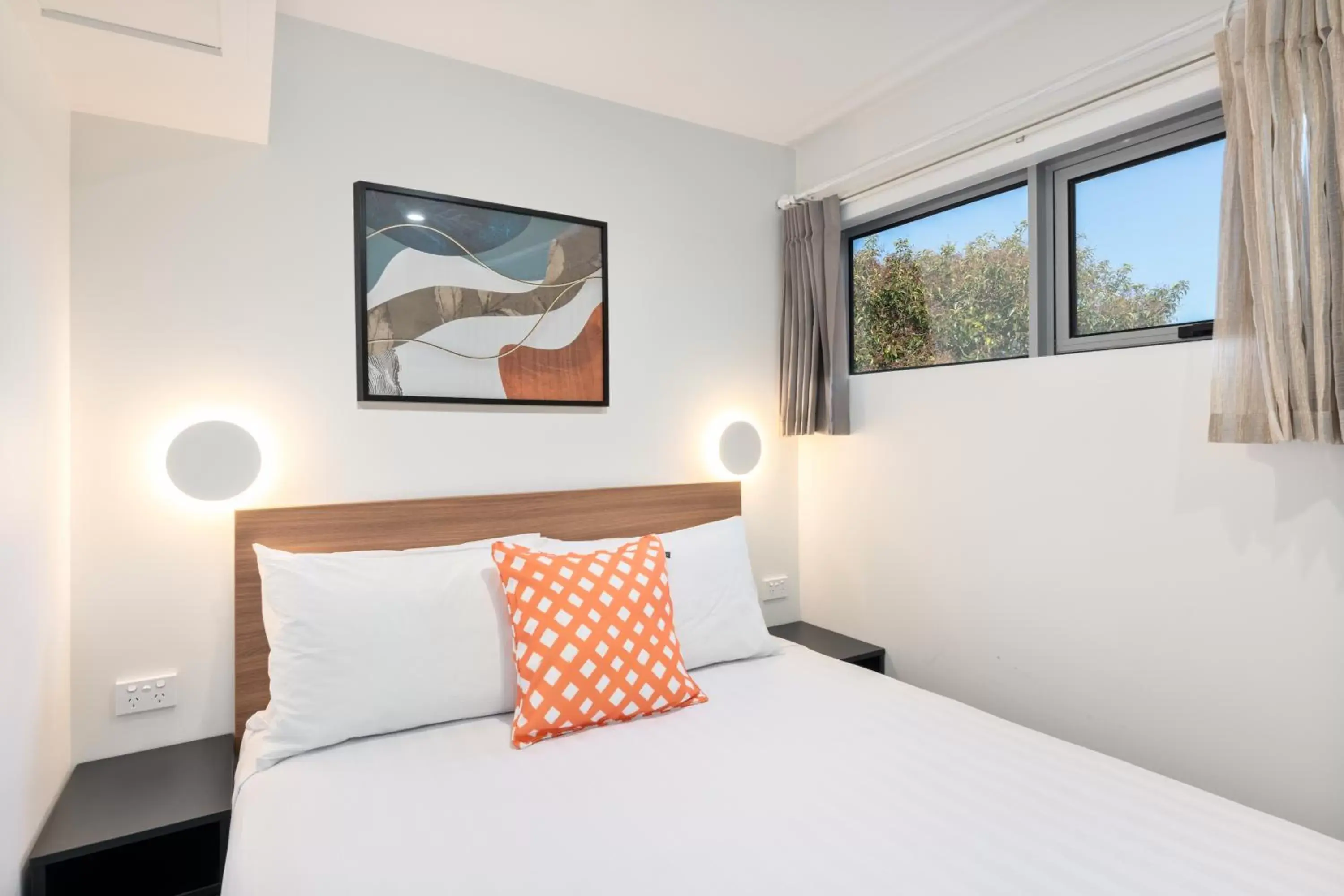 Bed in Best Western Newmarket Inn & Suites