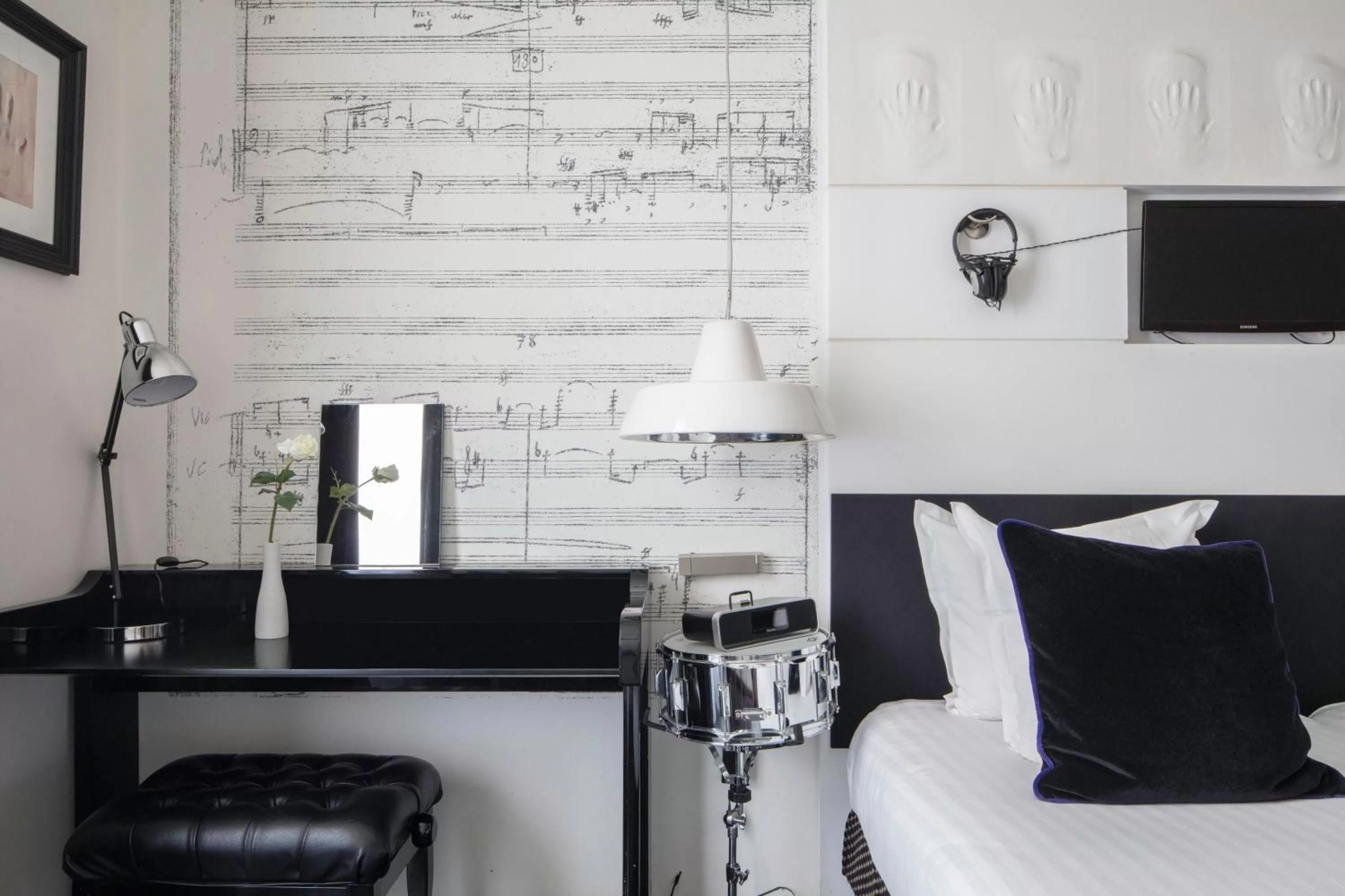 Bedroom, Bed in Le 123 Sébastopol - Astotel