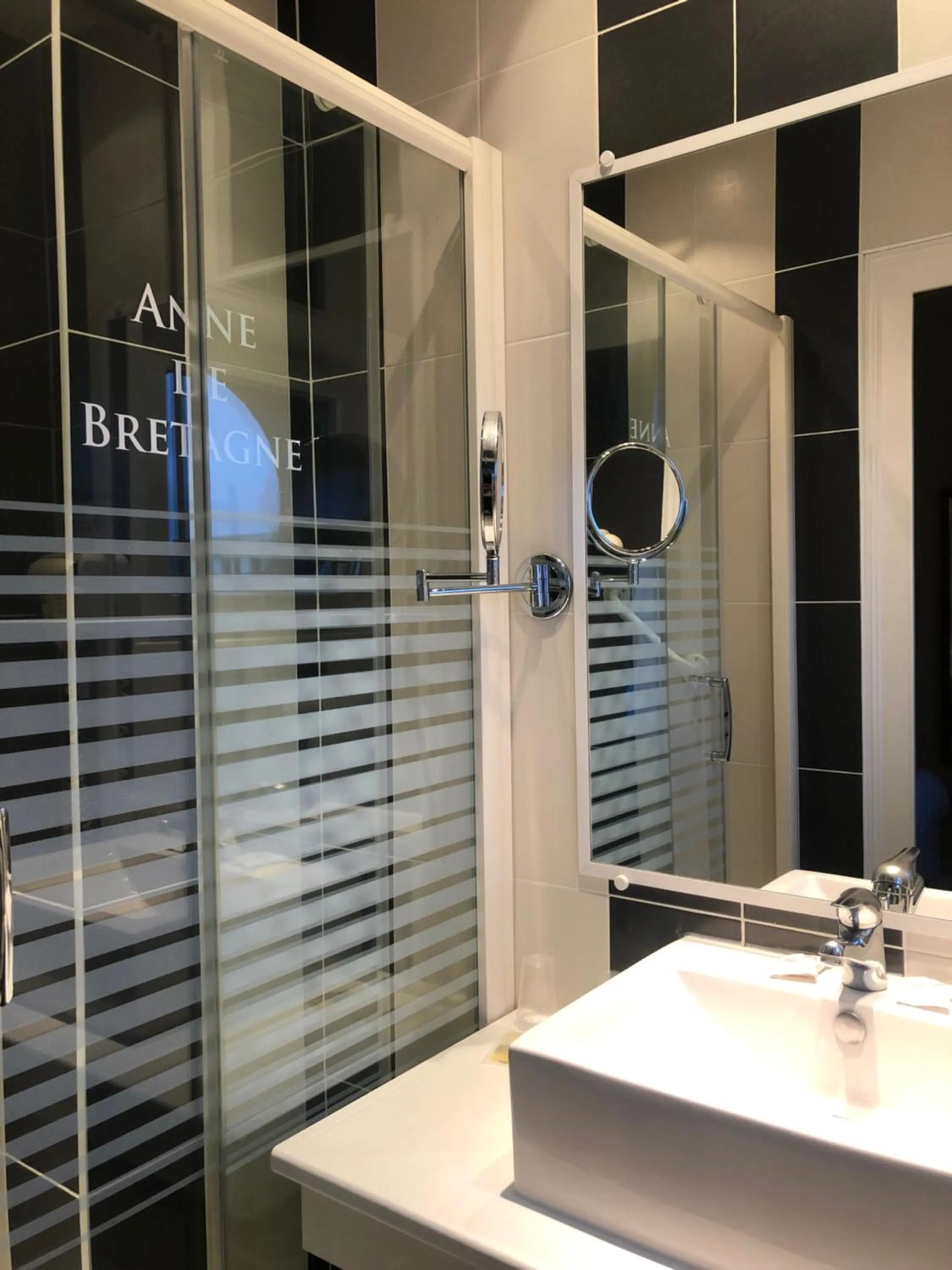 Shower in Hotel Anne De Bretagne BLOIS