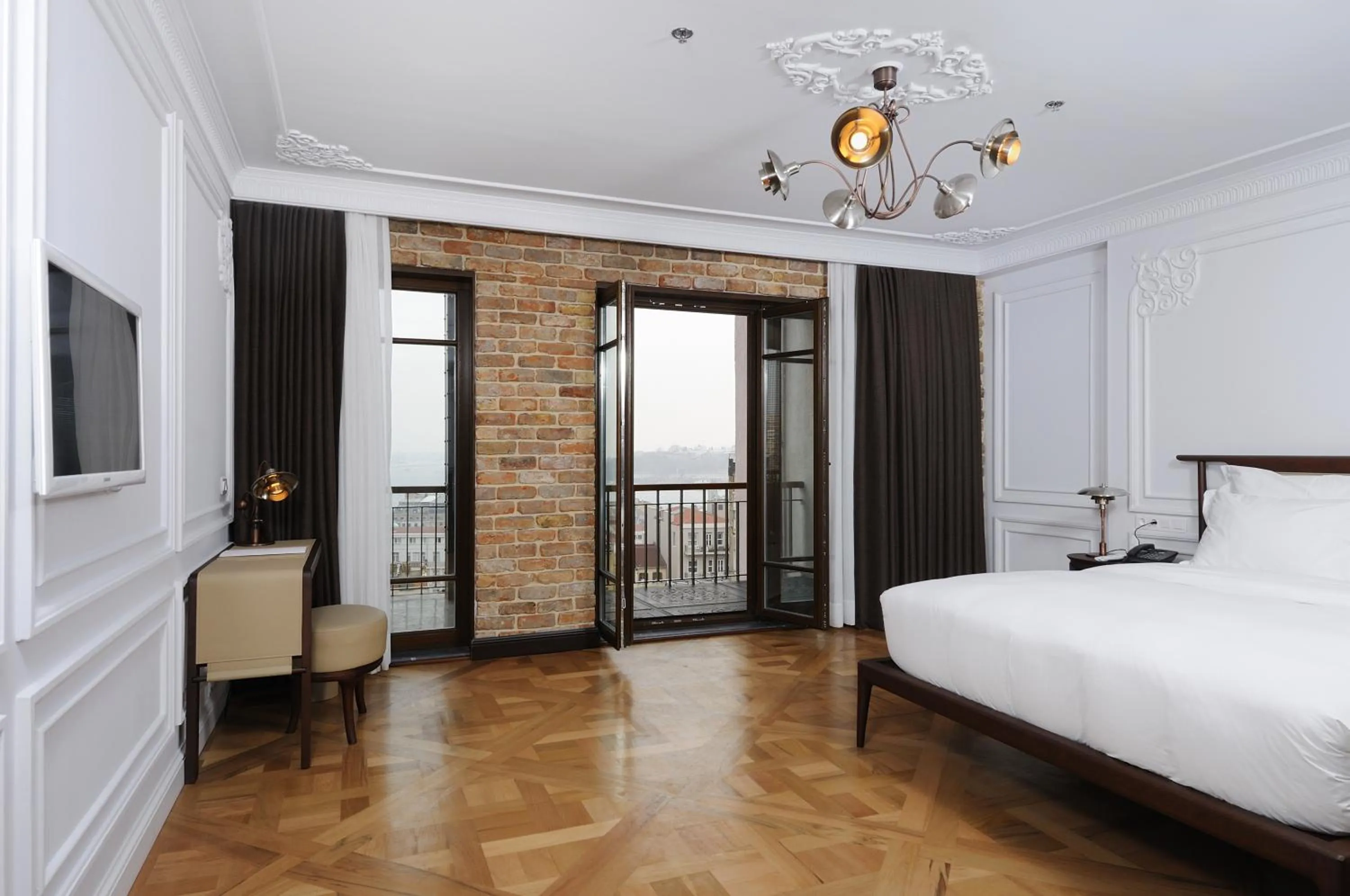 Bed in Georges Hotel Galata