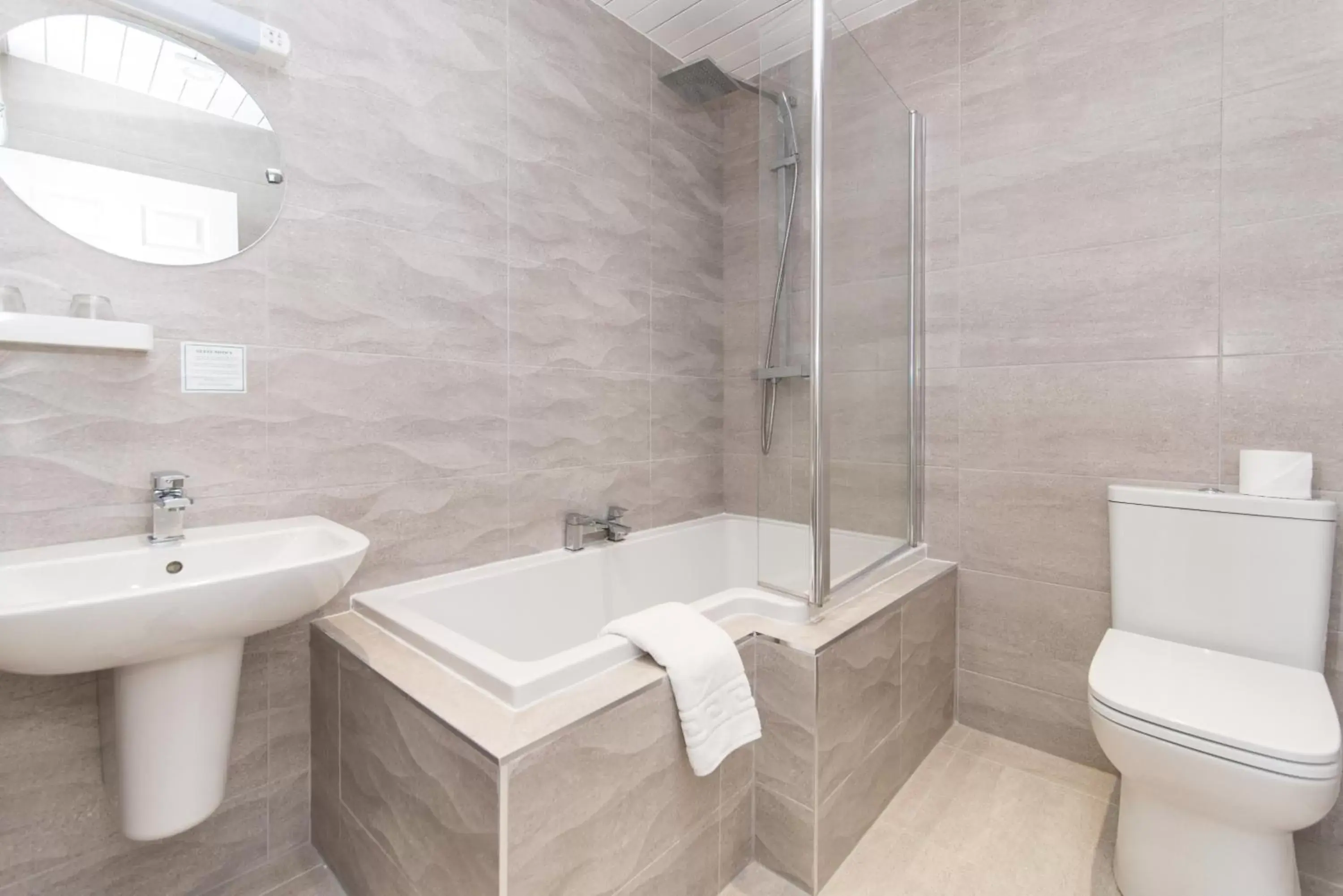 Shower, Bathroom in Osborne Hotel