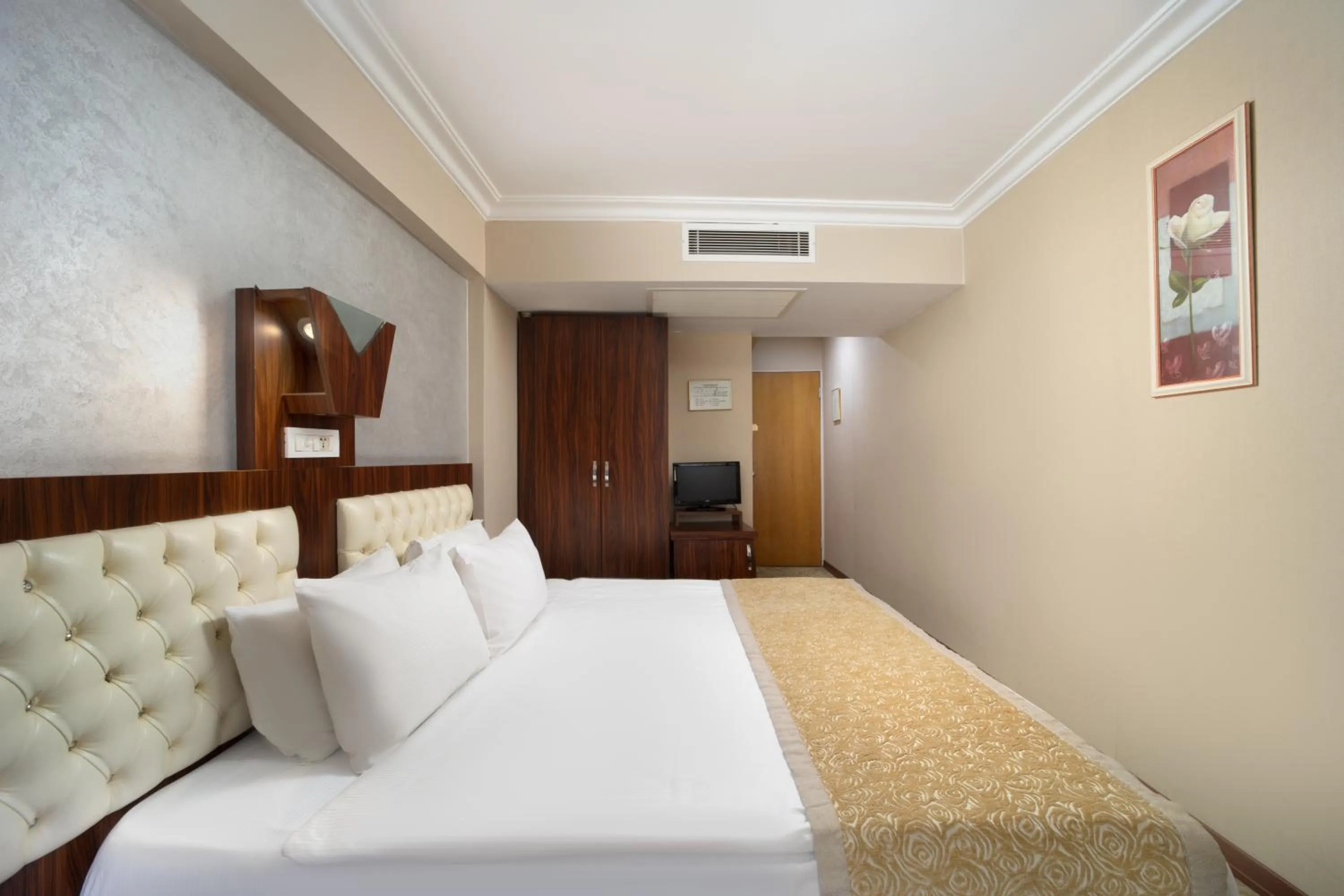 Bed in Elan Hotel Istanbul Pera