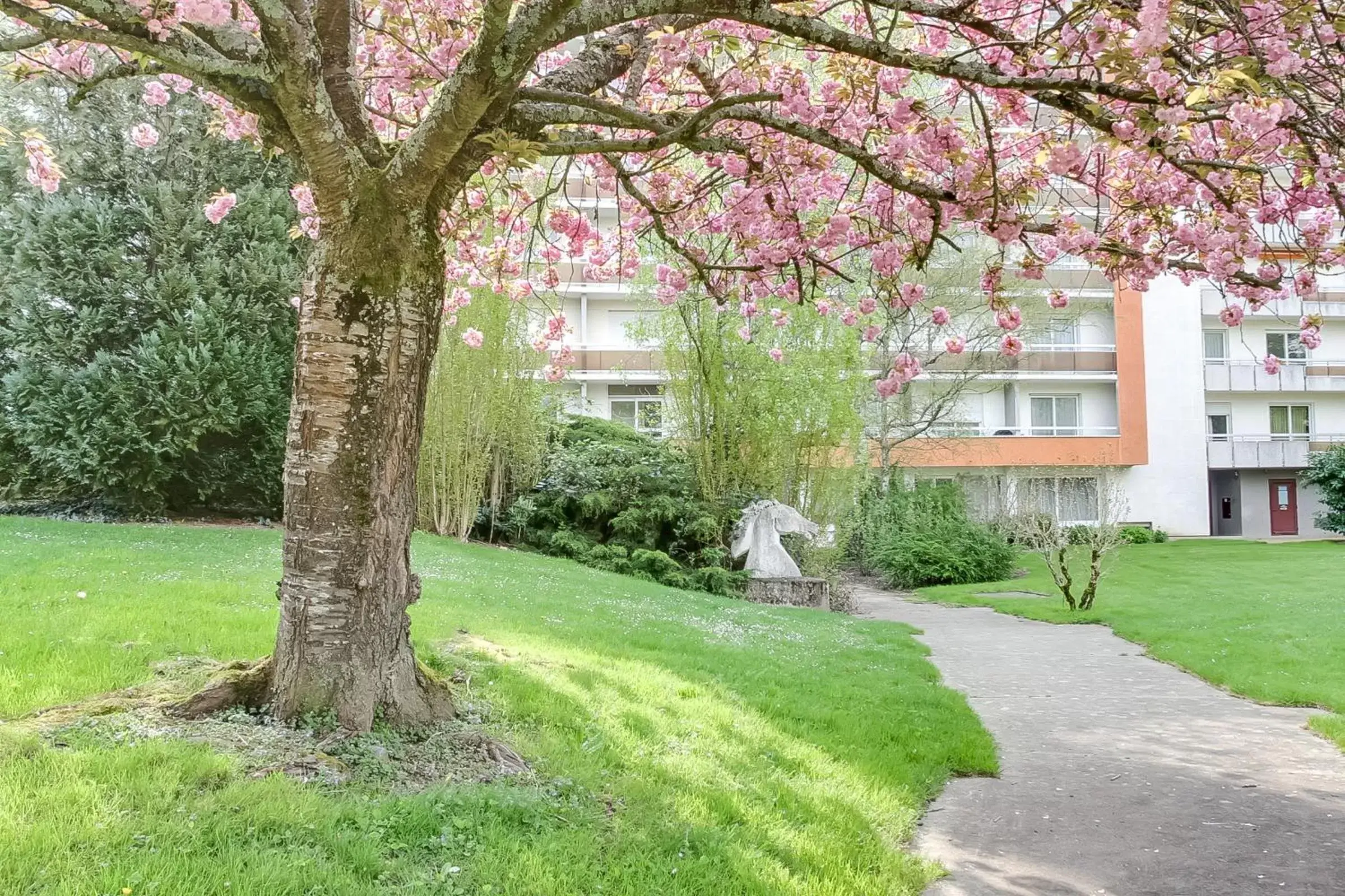 Garden view, Garden in Brit Hotel Le Parc Vichy
