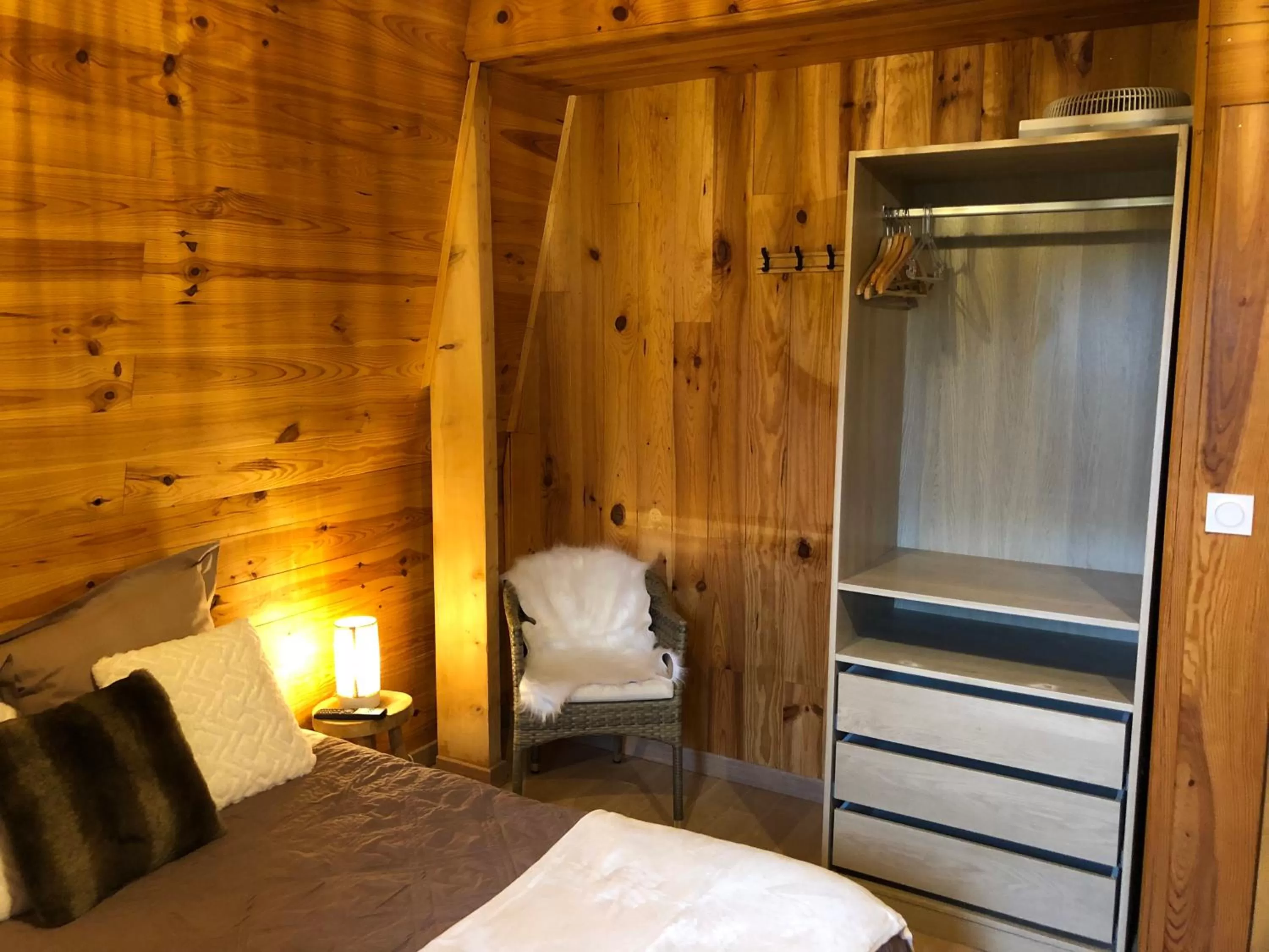 Photo of the whole room, Bed in Chambres d'Hôte Dijon Clair de Lune Adults Only