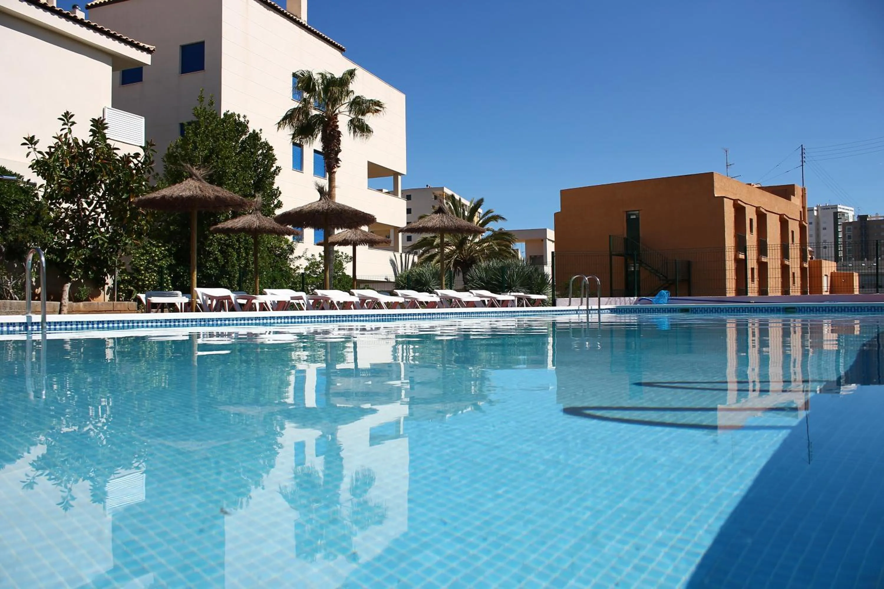 Swimming pool in Hotel Jardín