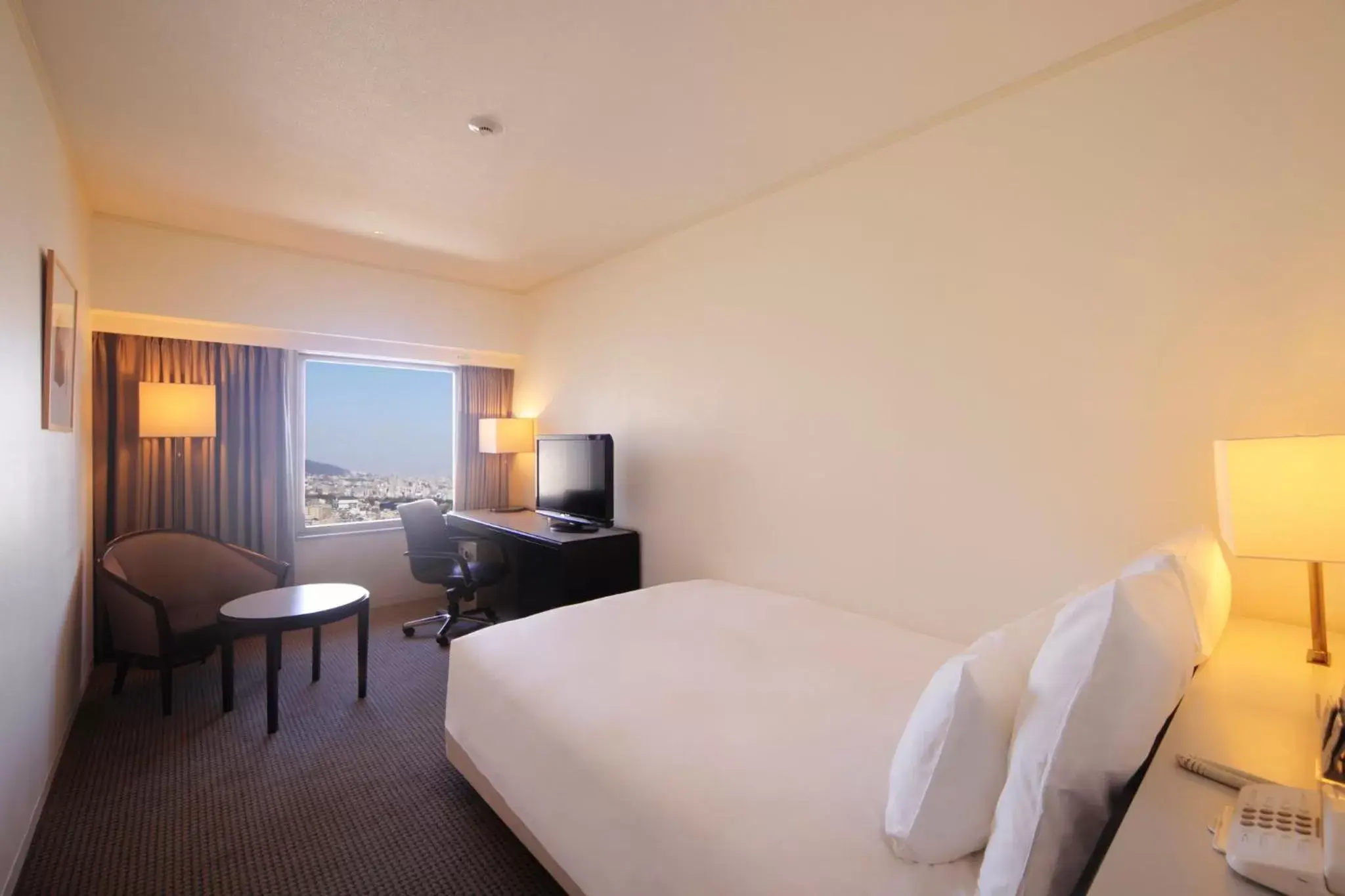 Photo of the whole room, Bed in ANA Crowne Plaza Kobe, an IHG Hotel