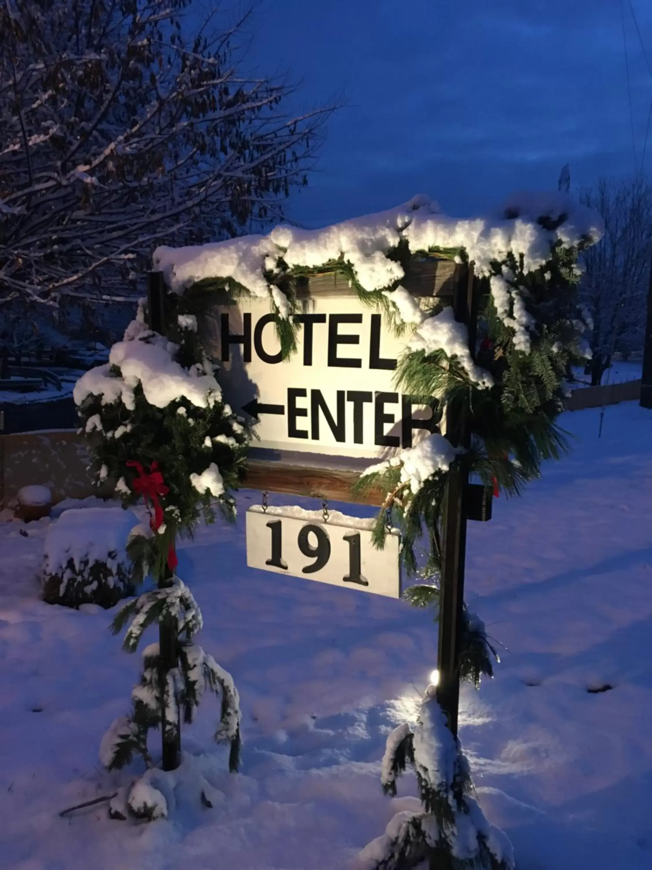 Street view, Winter in Colts Neck Inn Hotel