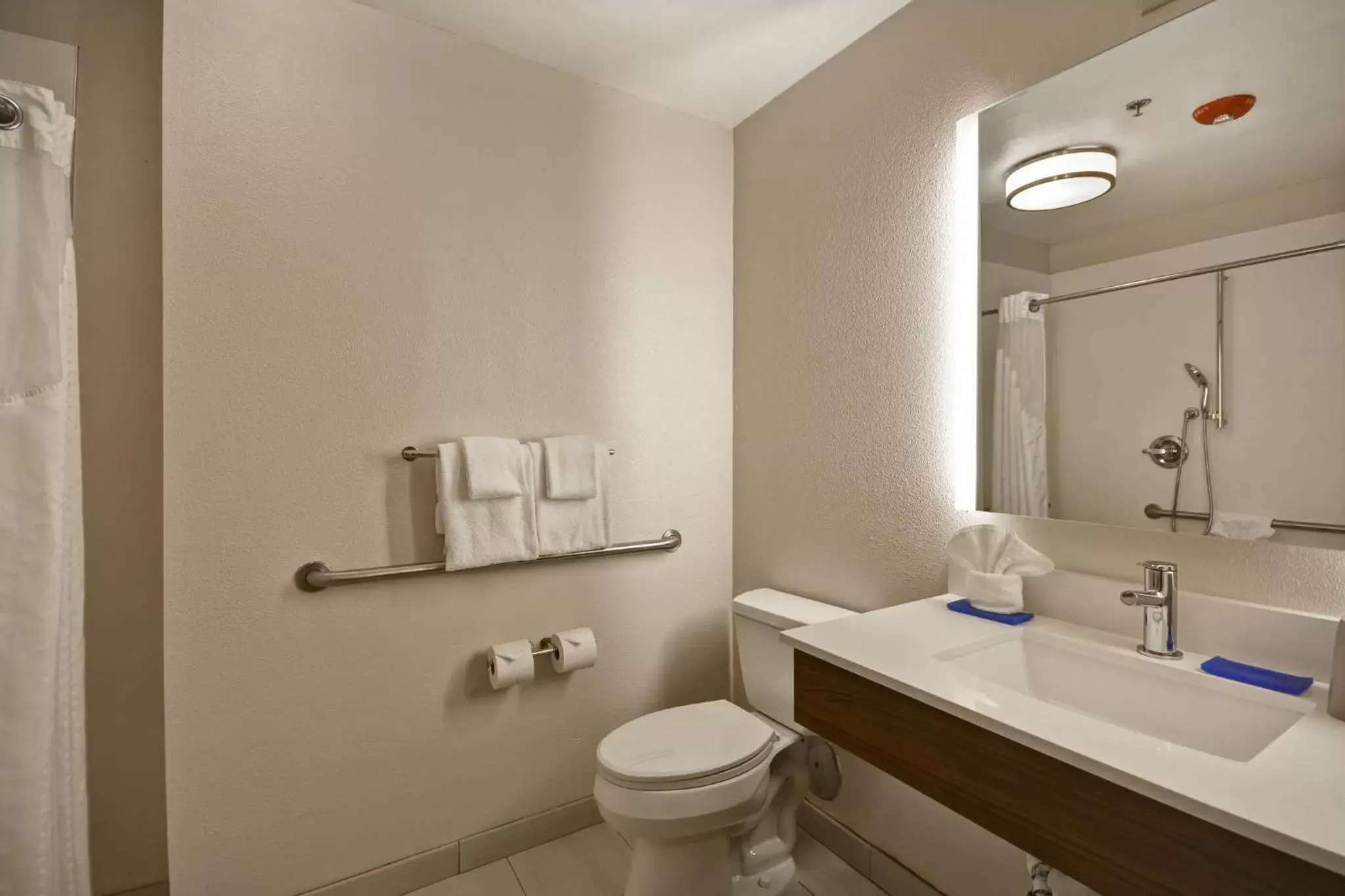 Photo of the whole room, Bathroom in Holiday Inn Express Fresno River Park Highway 41, an IHG Hotel