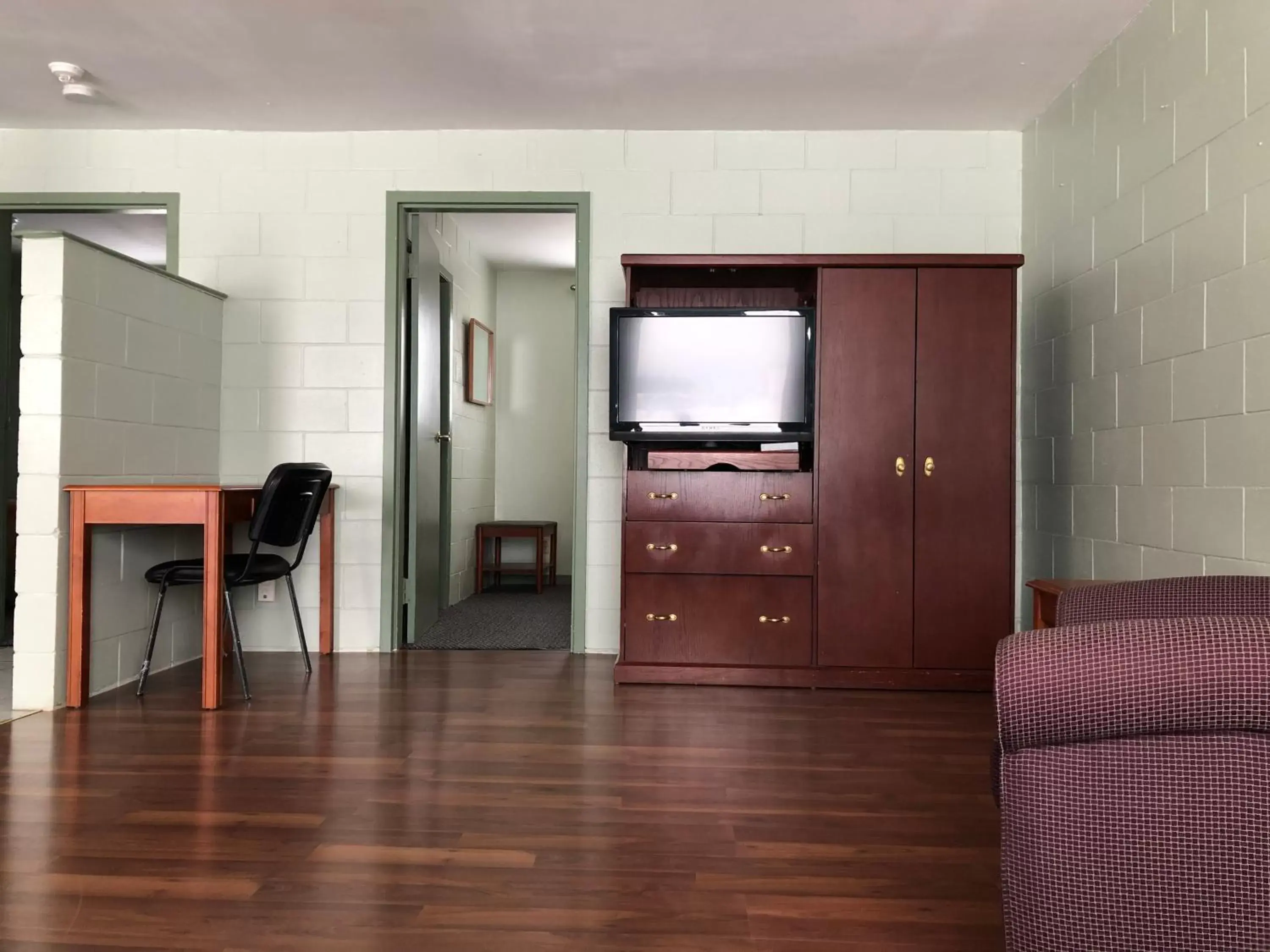 Living room, TV/Entertainment Center in Chimo Motel