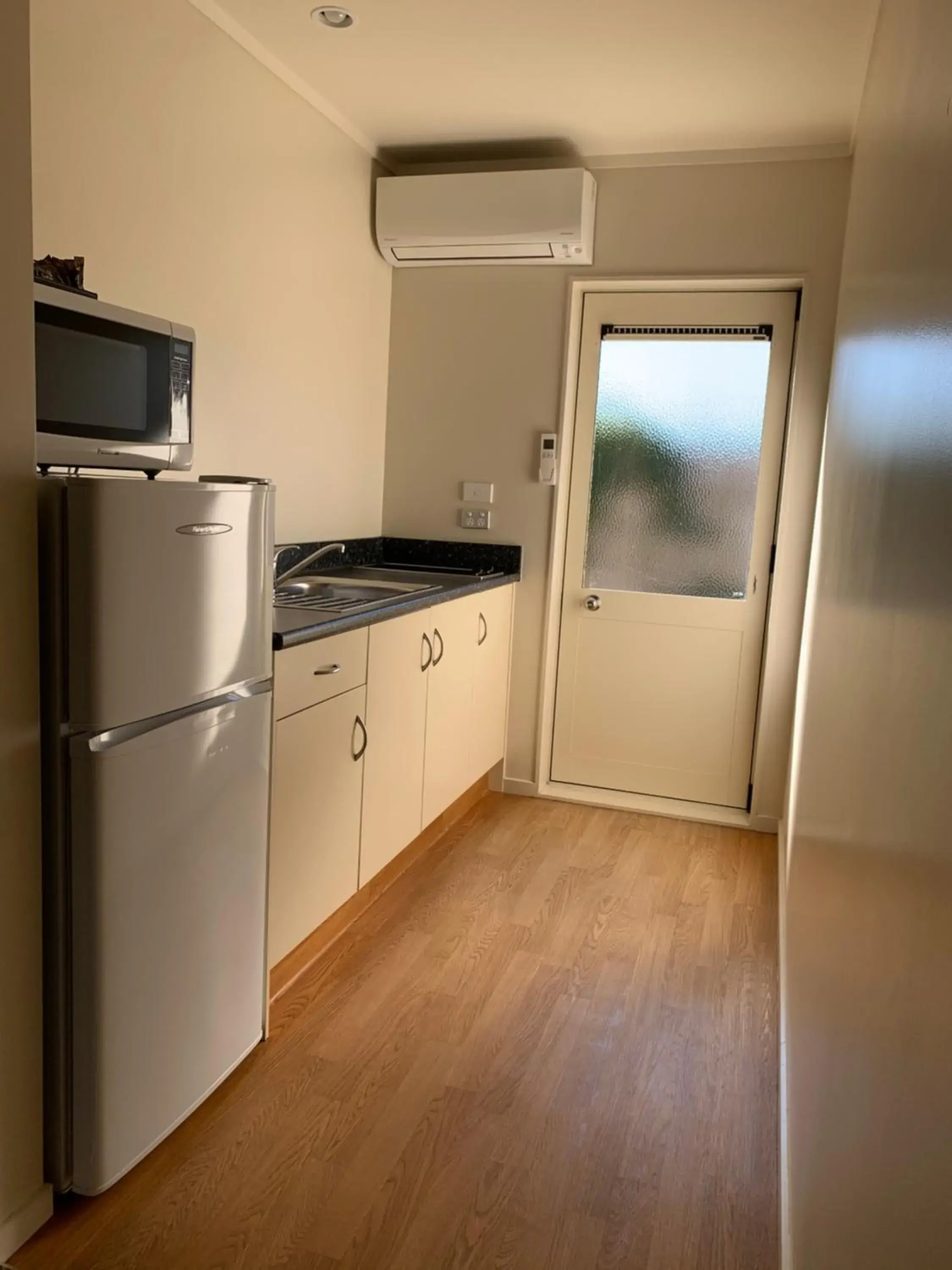 Kitchen or kitchenette, Kitchen/Kitchenette in Captain Cook Motor Lodge