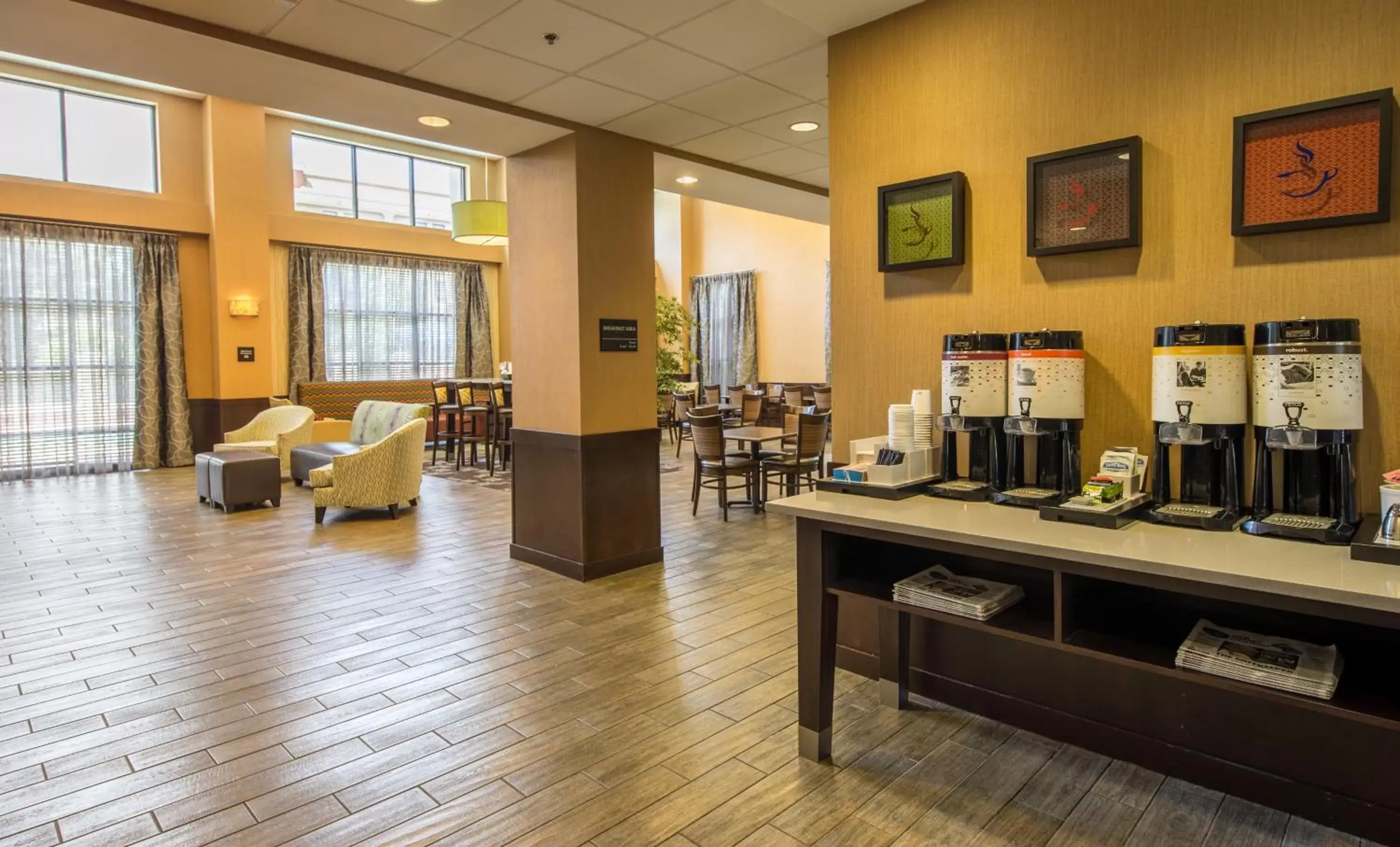 Coffee/tea facilities, Restaurant/Places to Eat in Hampton Inn & Suites Burlington