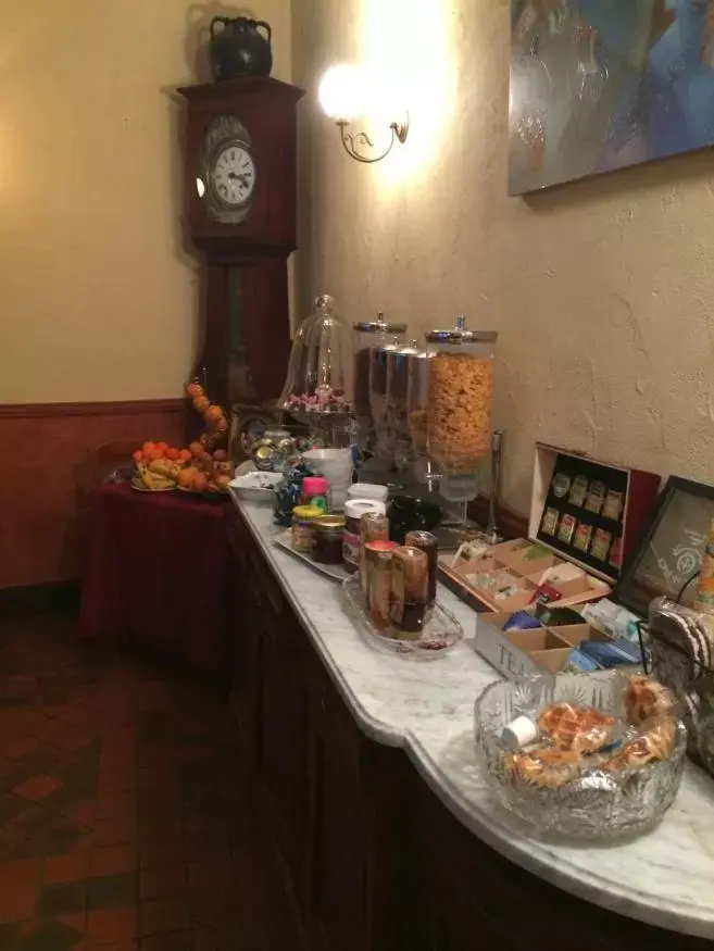 Dining area, Food in Auberge du Puits