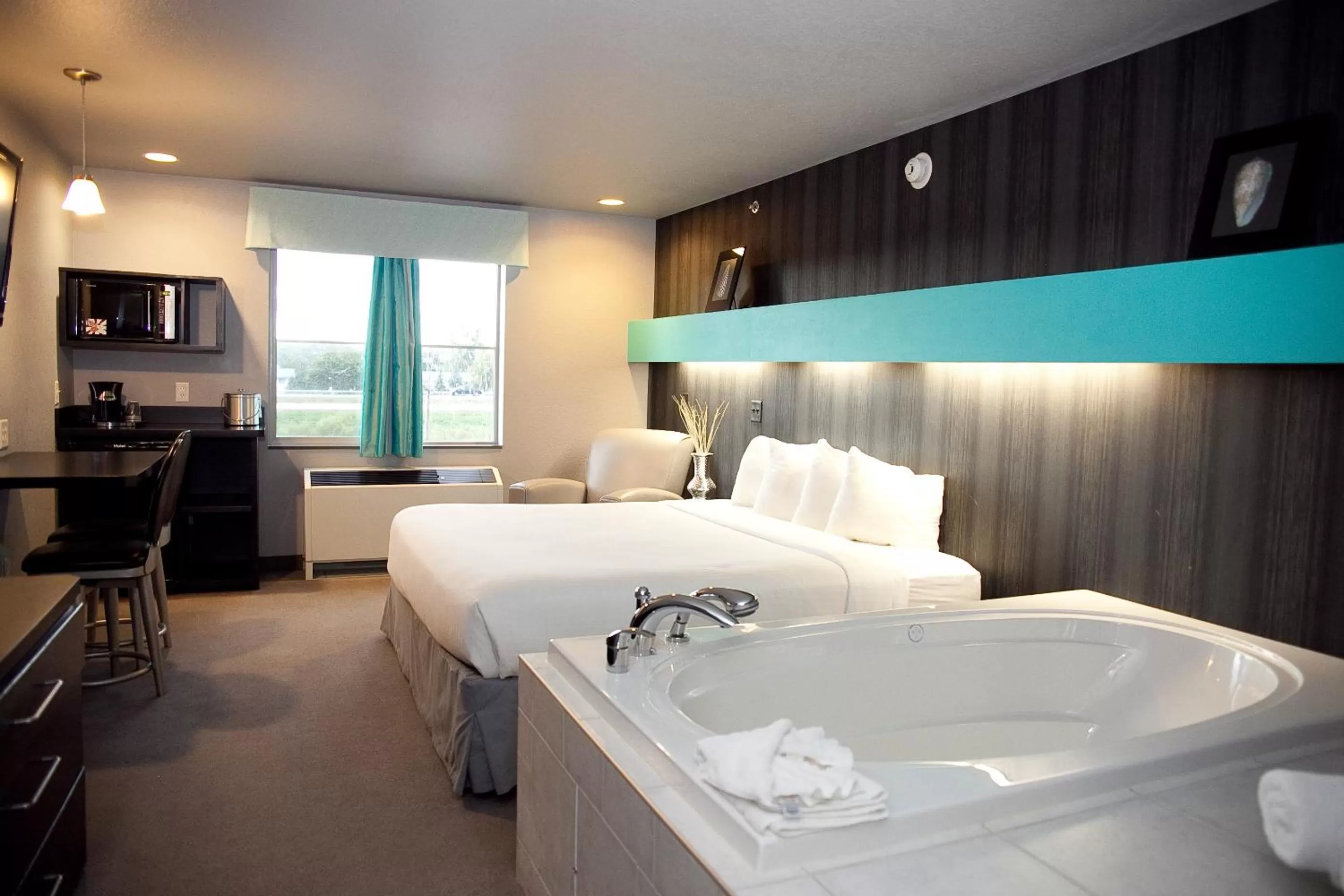 Photo of the whole room, Bed in Metropolis Resort - Eau Claire