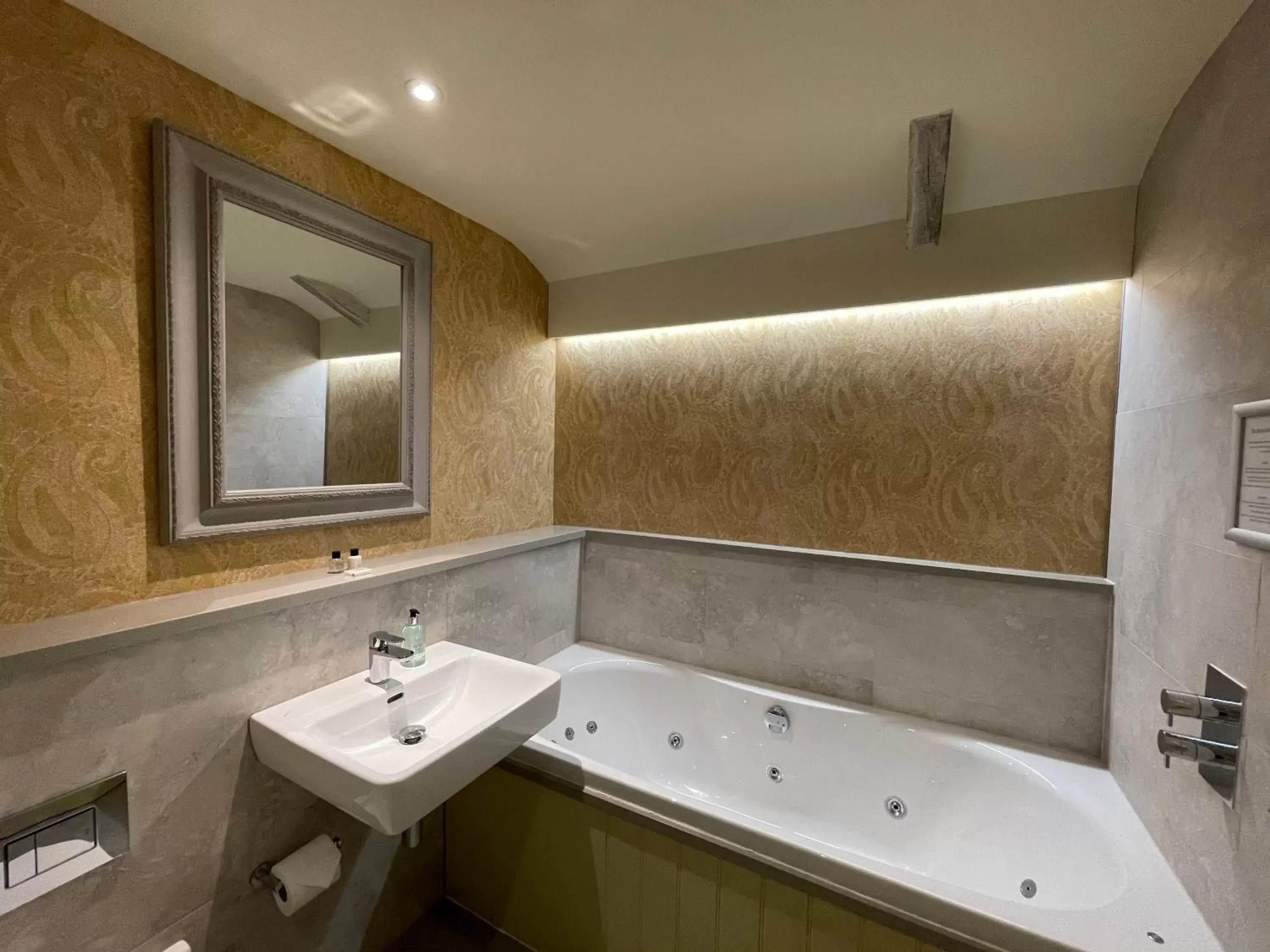 Bathroom in Park Farm Hotel