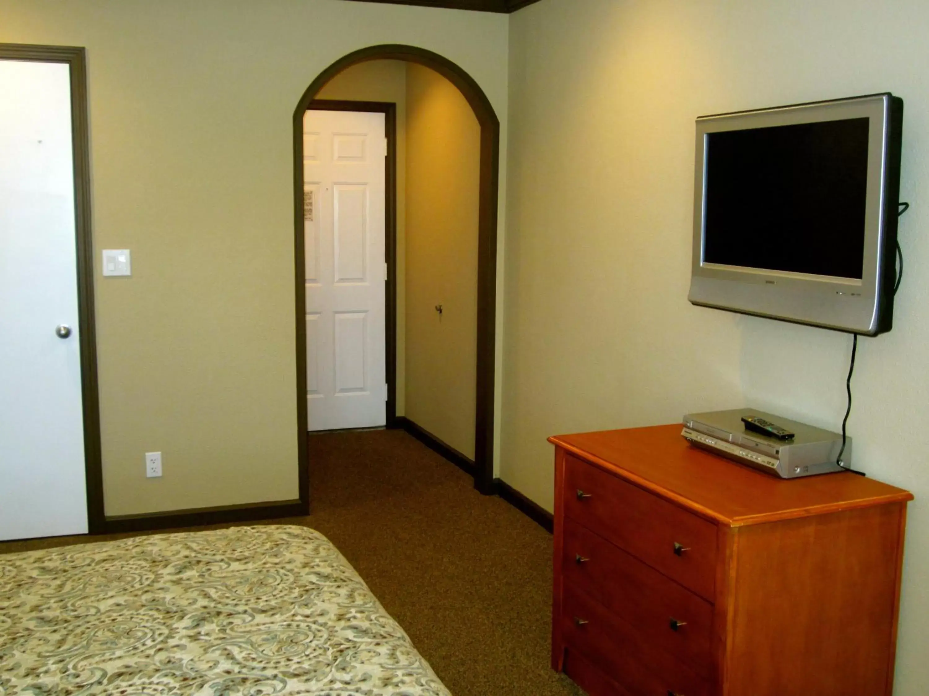 Photo of the whole room, TV/Entertainment Center in Deluxe Inn Redwood City