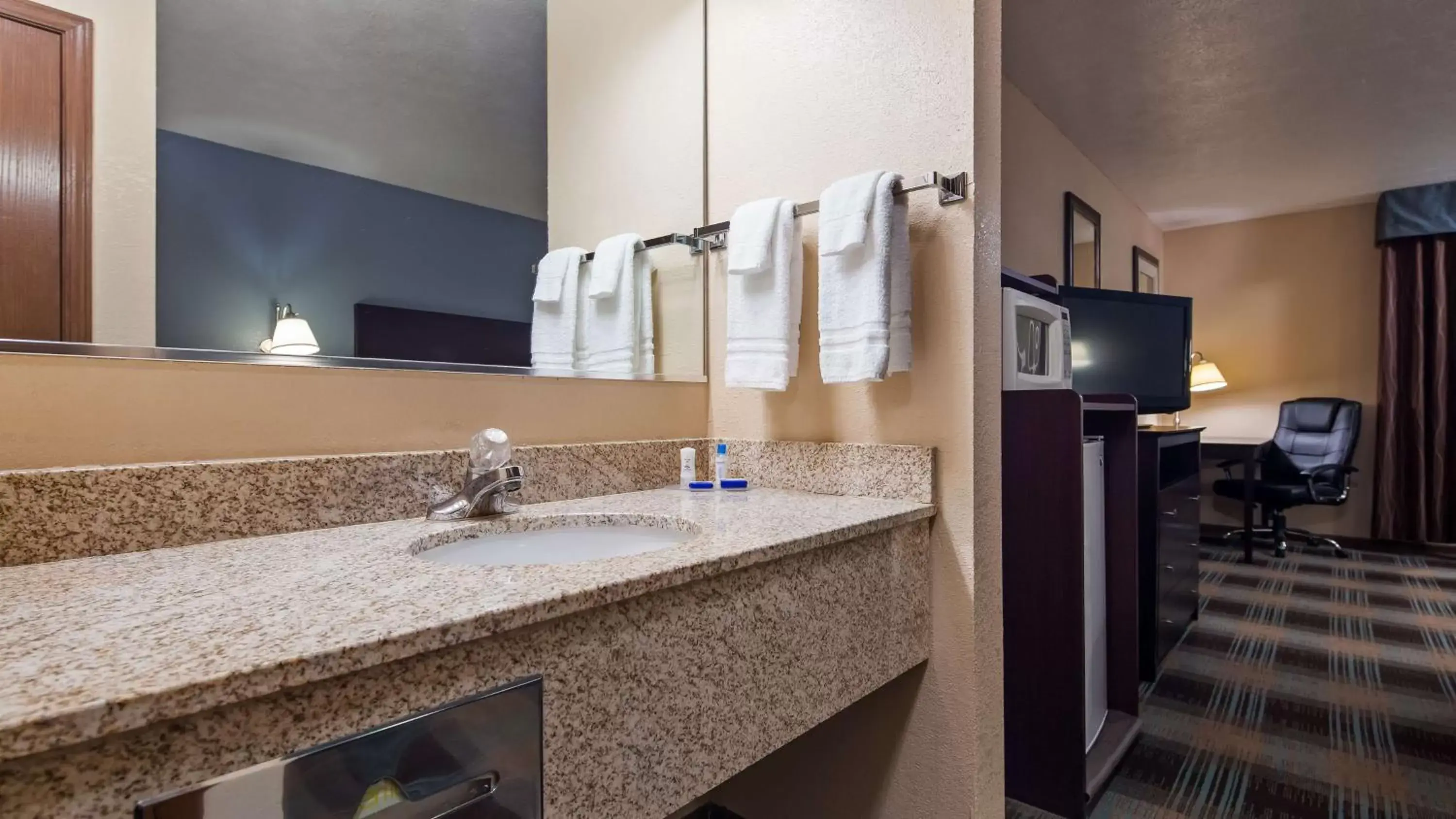 Bedroom, Bathroom in Best Western Regency Inn