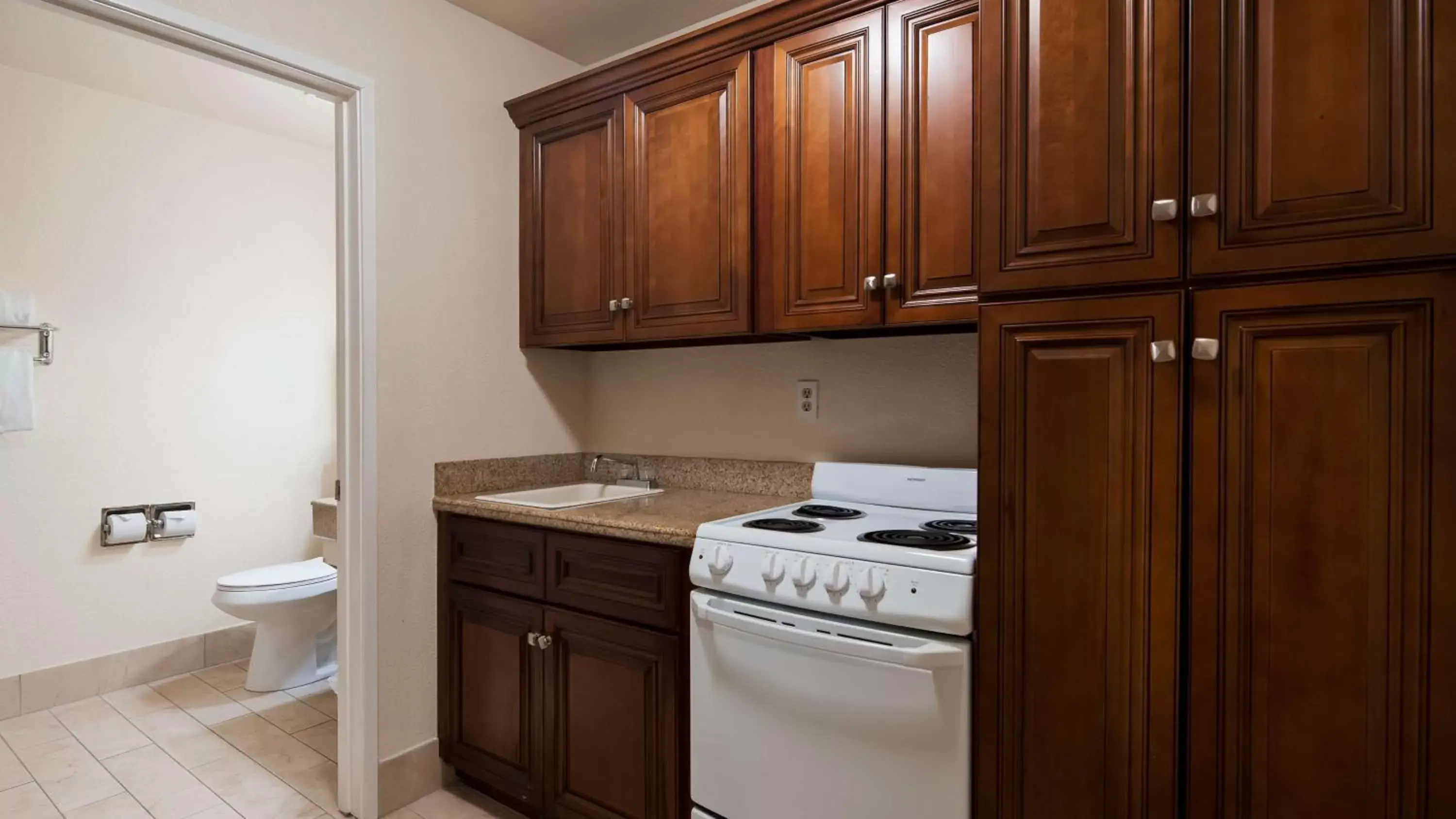 Photo of the whole room, Kitchen/Kitchenette in Best Western John Muir Inn