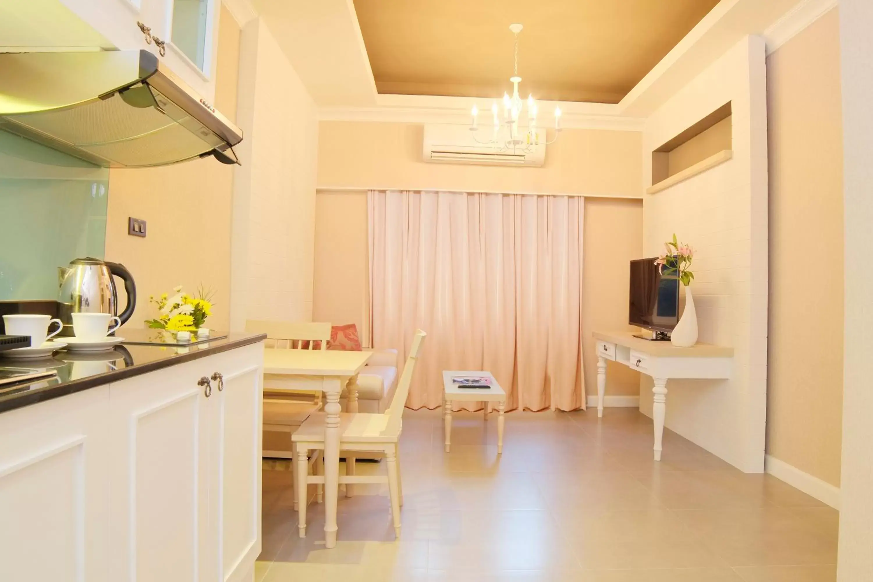 Living room, Kitchen/Kitchenette in The Raya Surawong Bangkok