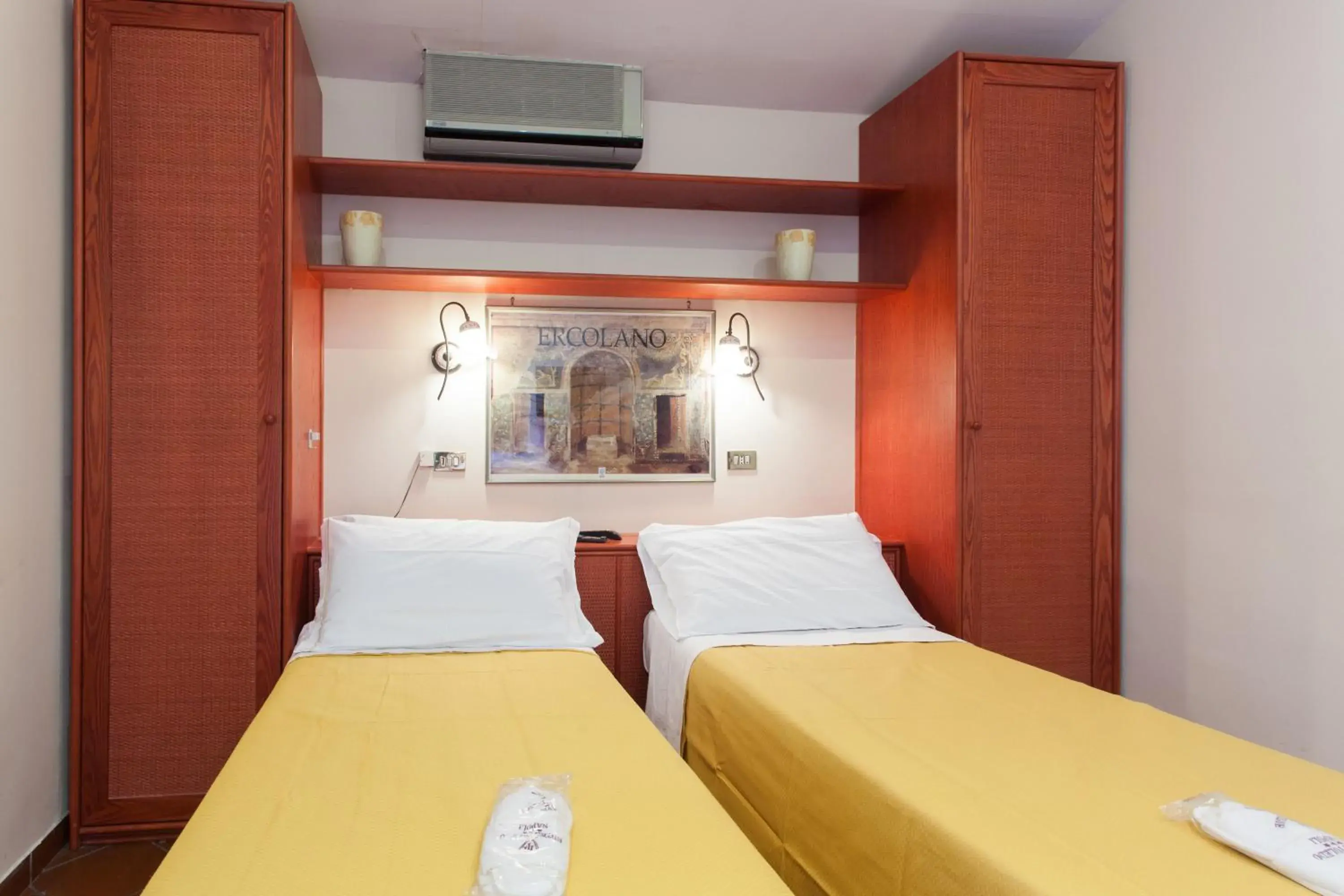 Bedroom, Bed in Toledo Hotel