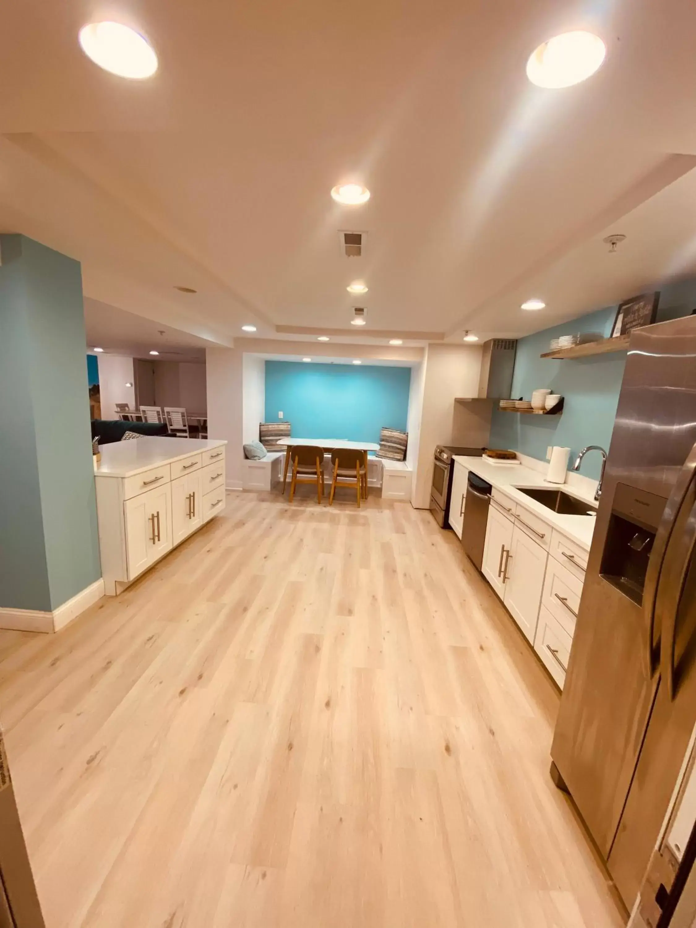 Dining area, Kitchen/Kitchenette in Canalside Inn