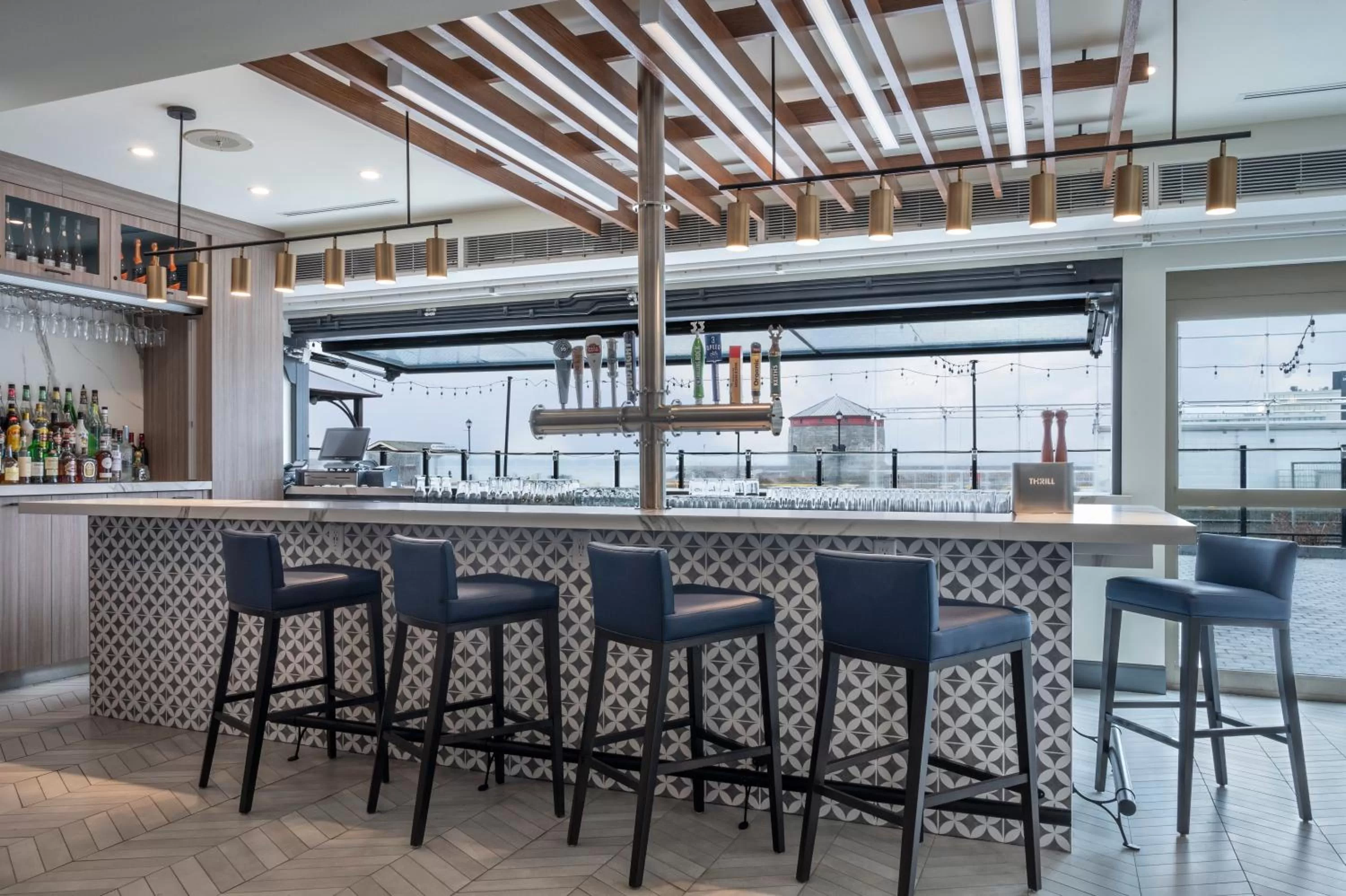 Lounge or bar in Holiday Inn Kingston - Waterfront by IHG