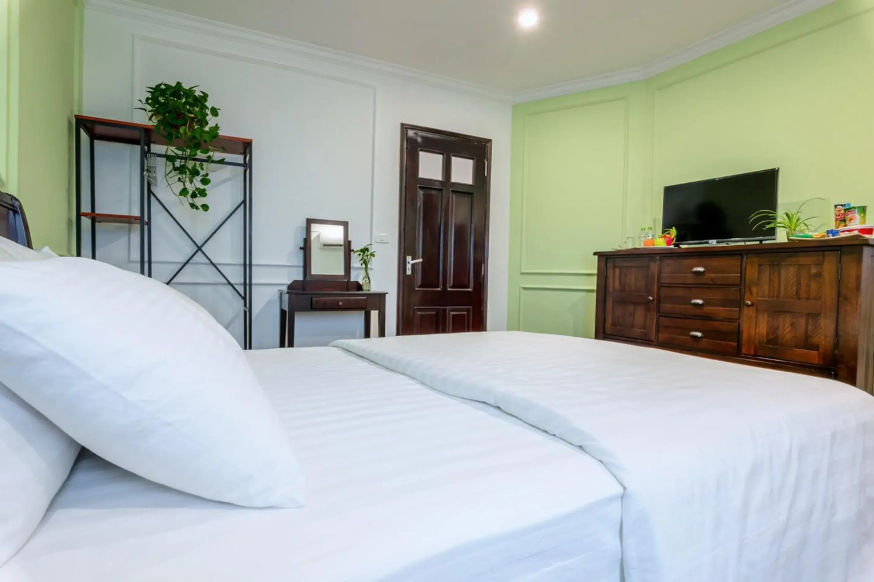 Communal lounge/ TV room, Bed in Hovi Hoang Cau 3 - My Hotel