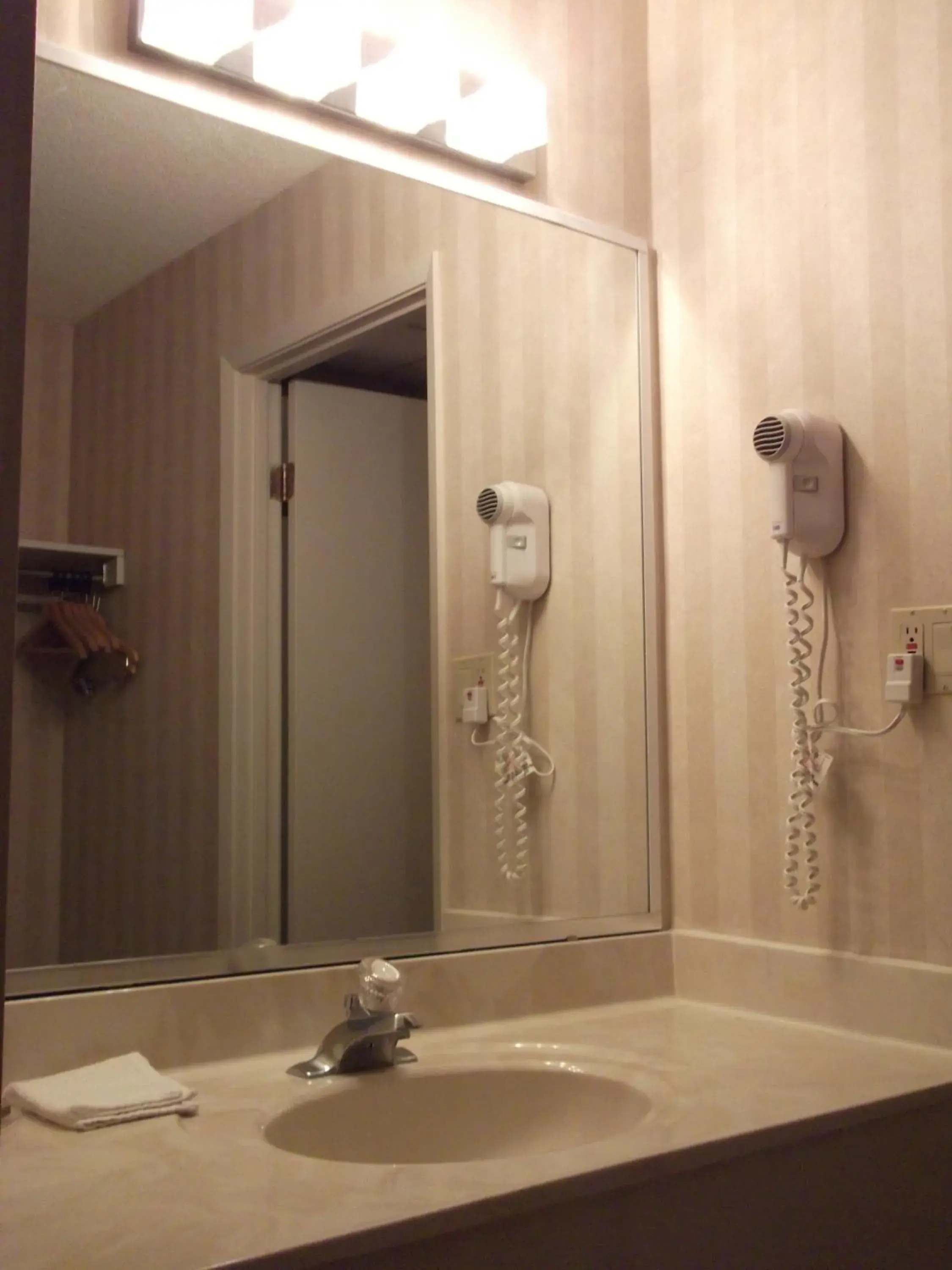 Bathroom in Travelodge by Wyndham Niagara Falls Lundys Lane