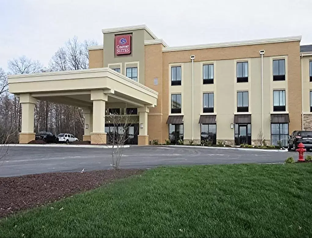 Day, Property Building in Comfort Suites-Youngstown North