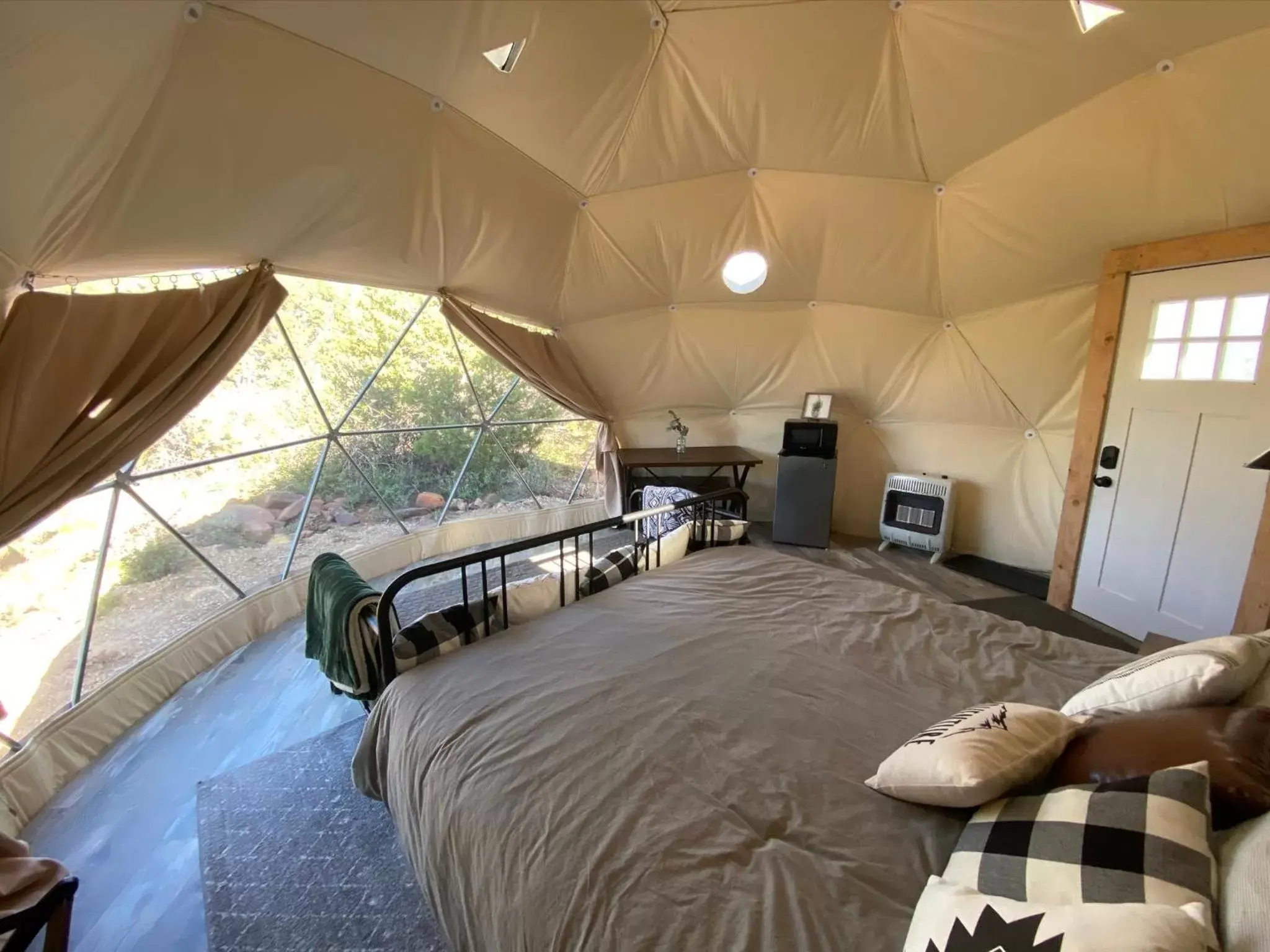 Photo of the whole room, Bed in Blue Mountain Domes - The WOW Experience