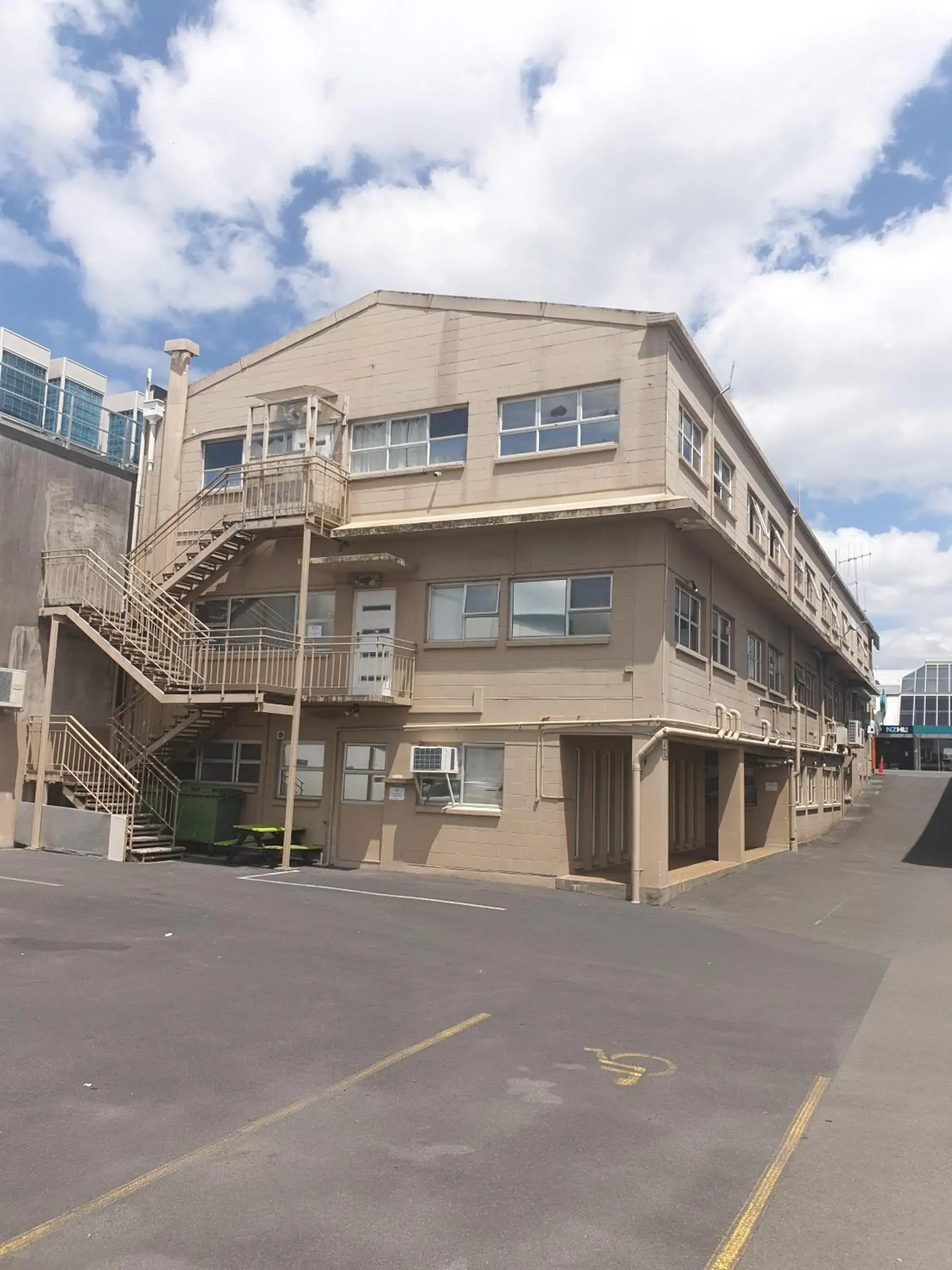 Property building in Backpackers Central Hamilton Property building in Backpackers Central Hamilton