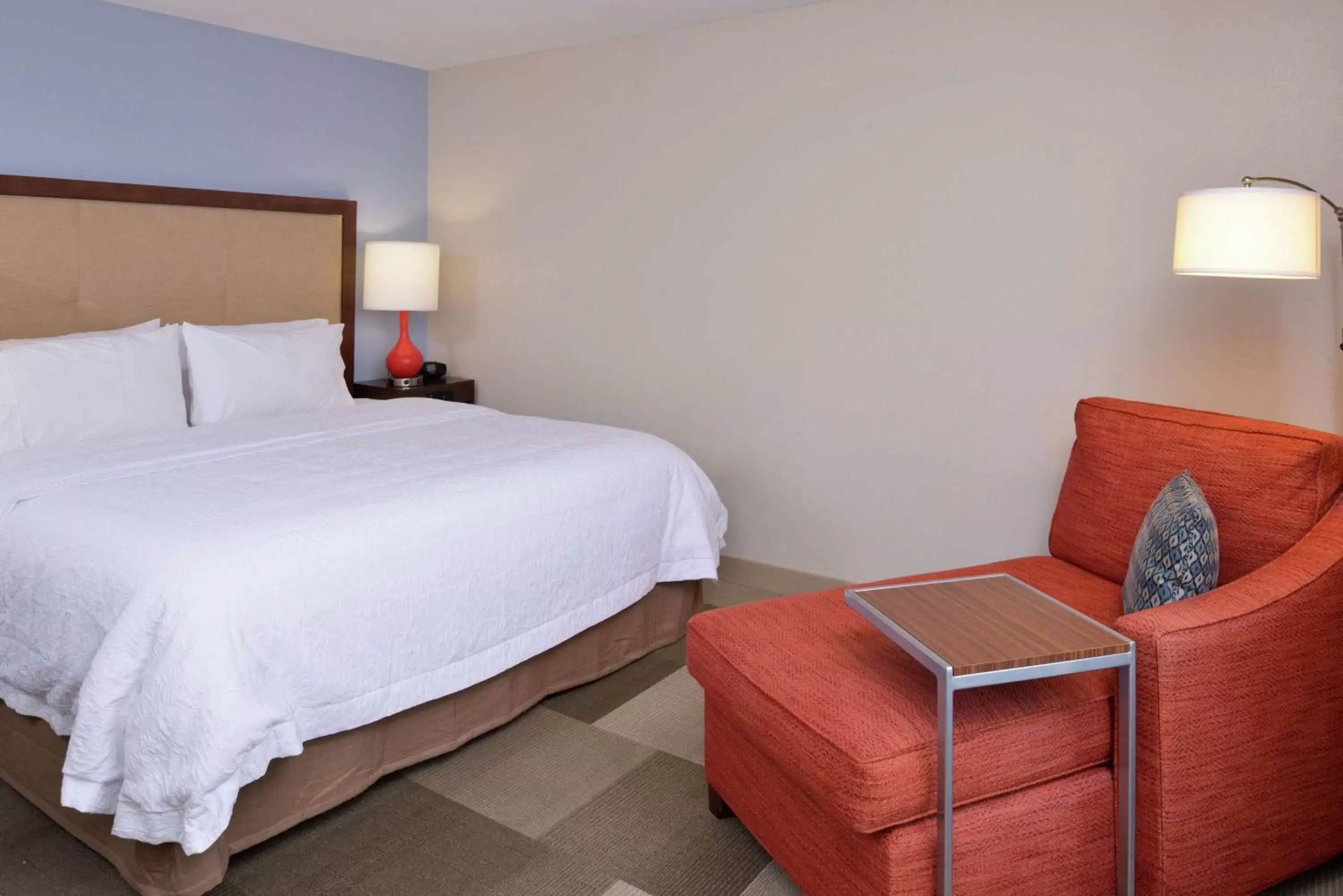 Bed in Hampton Inn & Suites by Hilton Lonoke