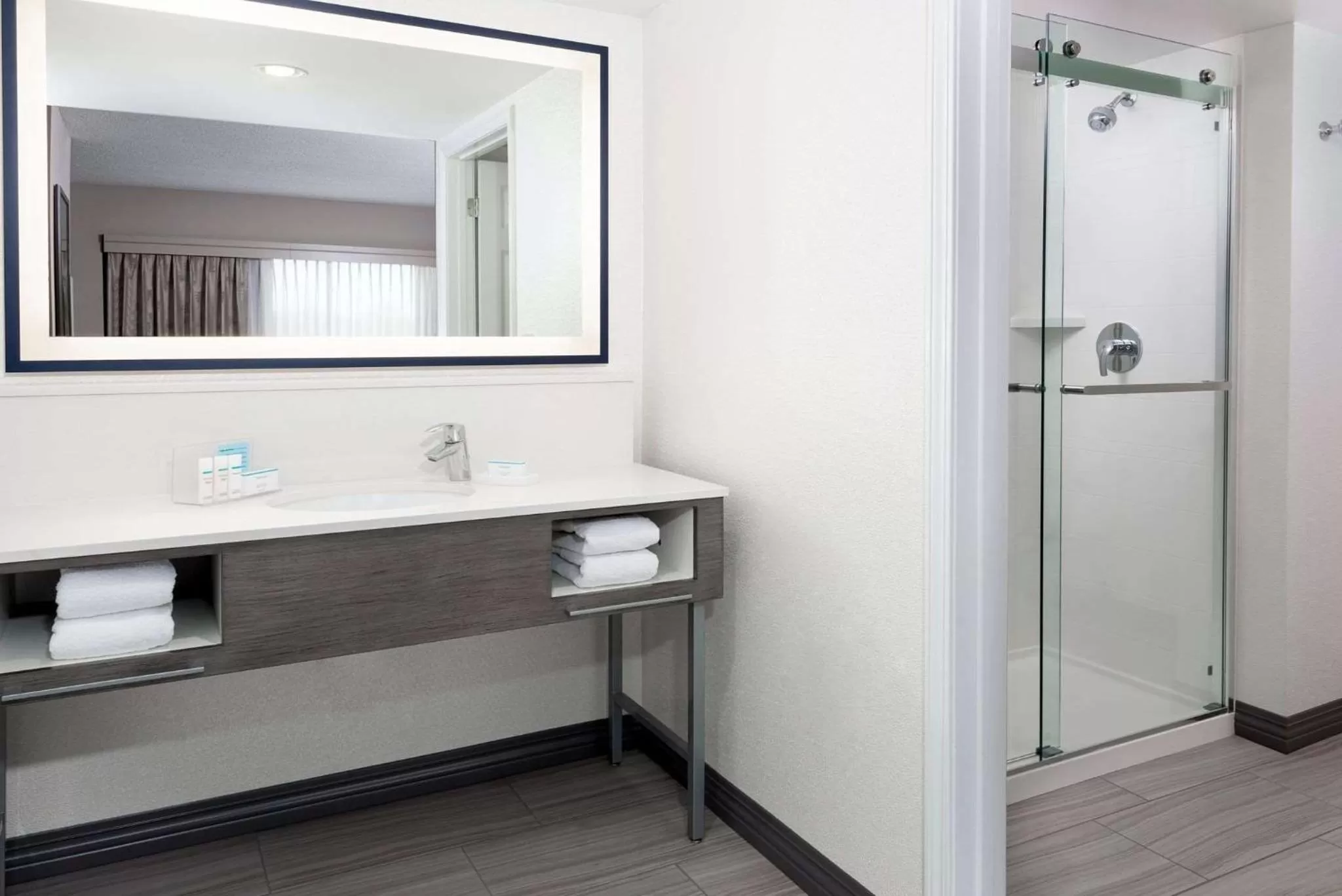 Bathroom in Hampton Inn & Suites Country Club Plaza